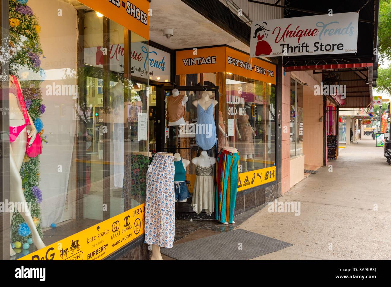 Außenansicht des einzigartigen Trends Thrift Stores, Schießen auf dem Bürgersteig, Kleidung draußen, McAllen, Hidalgo County, Texas, USA. Stockfoto