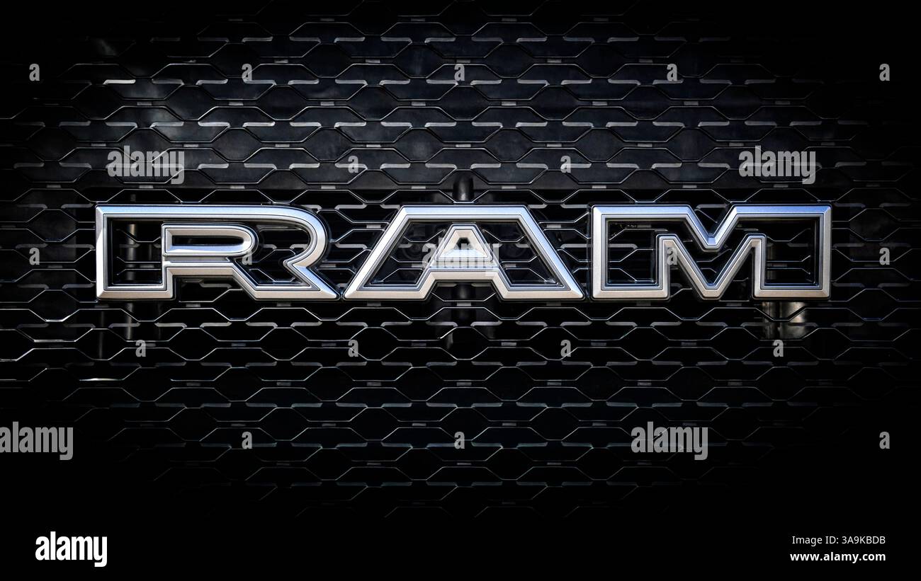 Weichen Sie RAM-Emblem auf einem Truck-Grill aus, auf einer Autoausstellung in Griot's Garage in Tacoma, Washington. Stockfoto