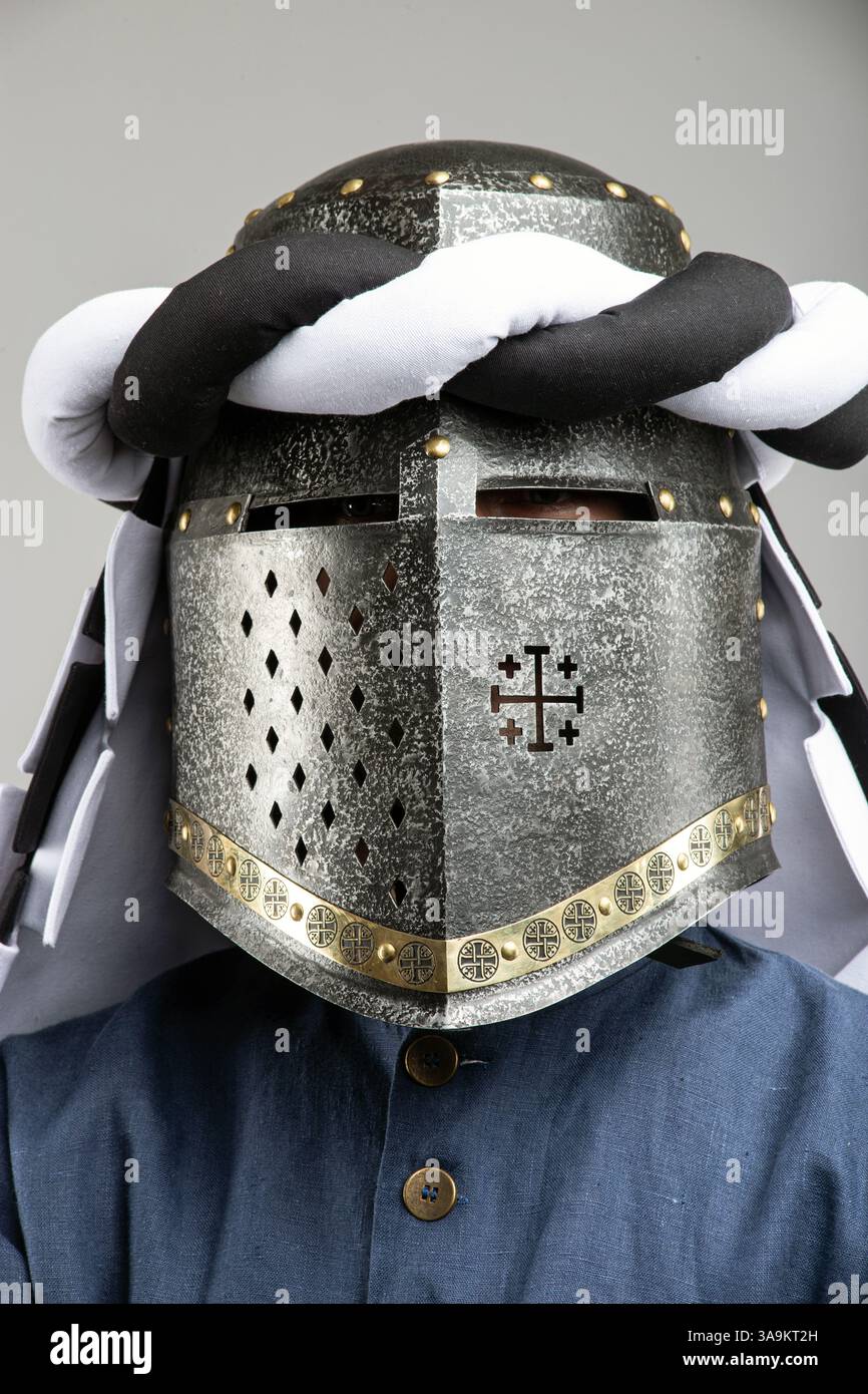 Mittelalterlicher Ritterhelm mit weißen und schwarzen Vorhängen Stockfoto