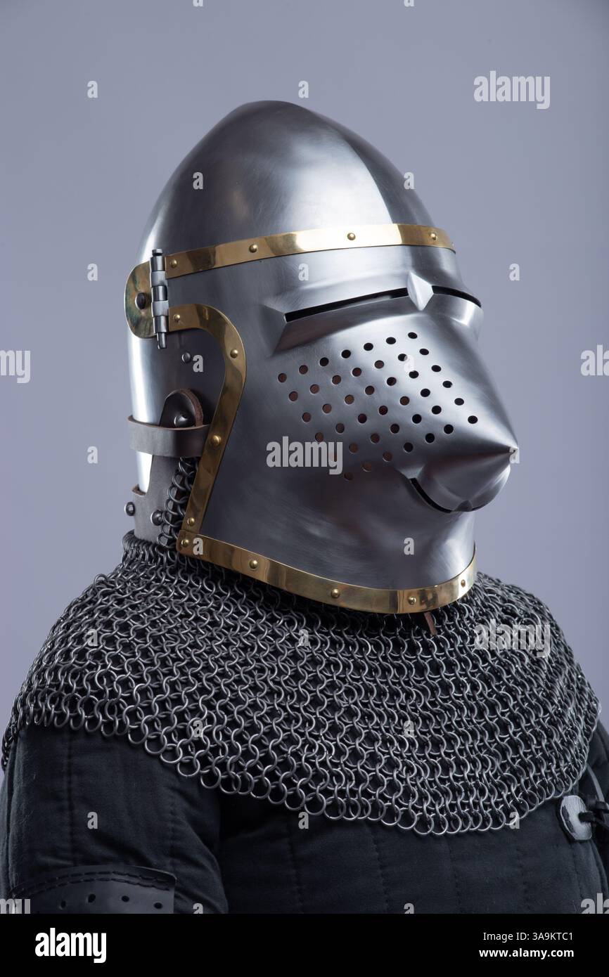 Nahaufnahme eines mittelalterlichen Bascinet Helms mit Hounskull Visier Stockfoto
