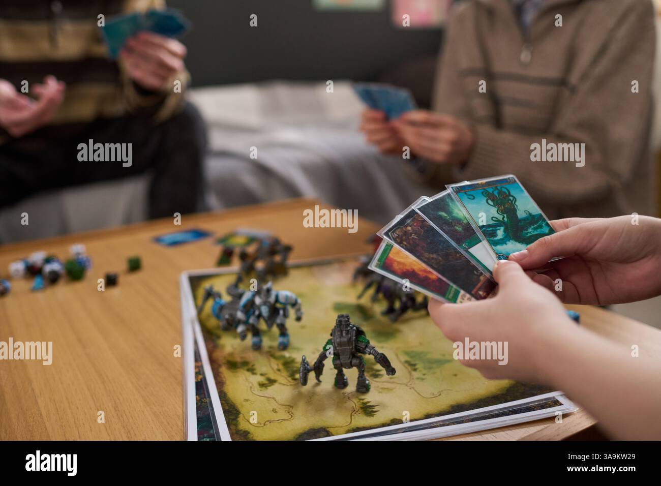Nahaufnahme eines Teenagers, der Spielkarten in der Hand hält Stockfoto
