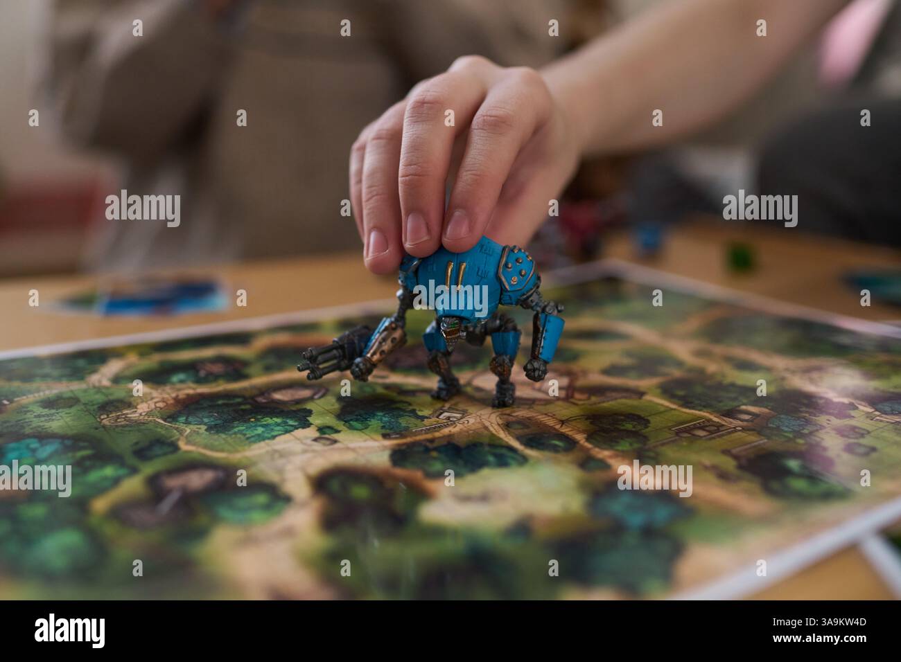 Handbewegung des Charakters auf dem Tisch Stockfoto
