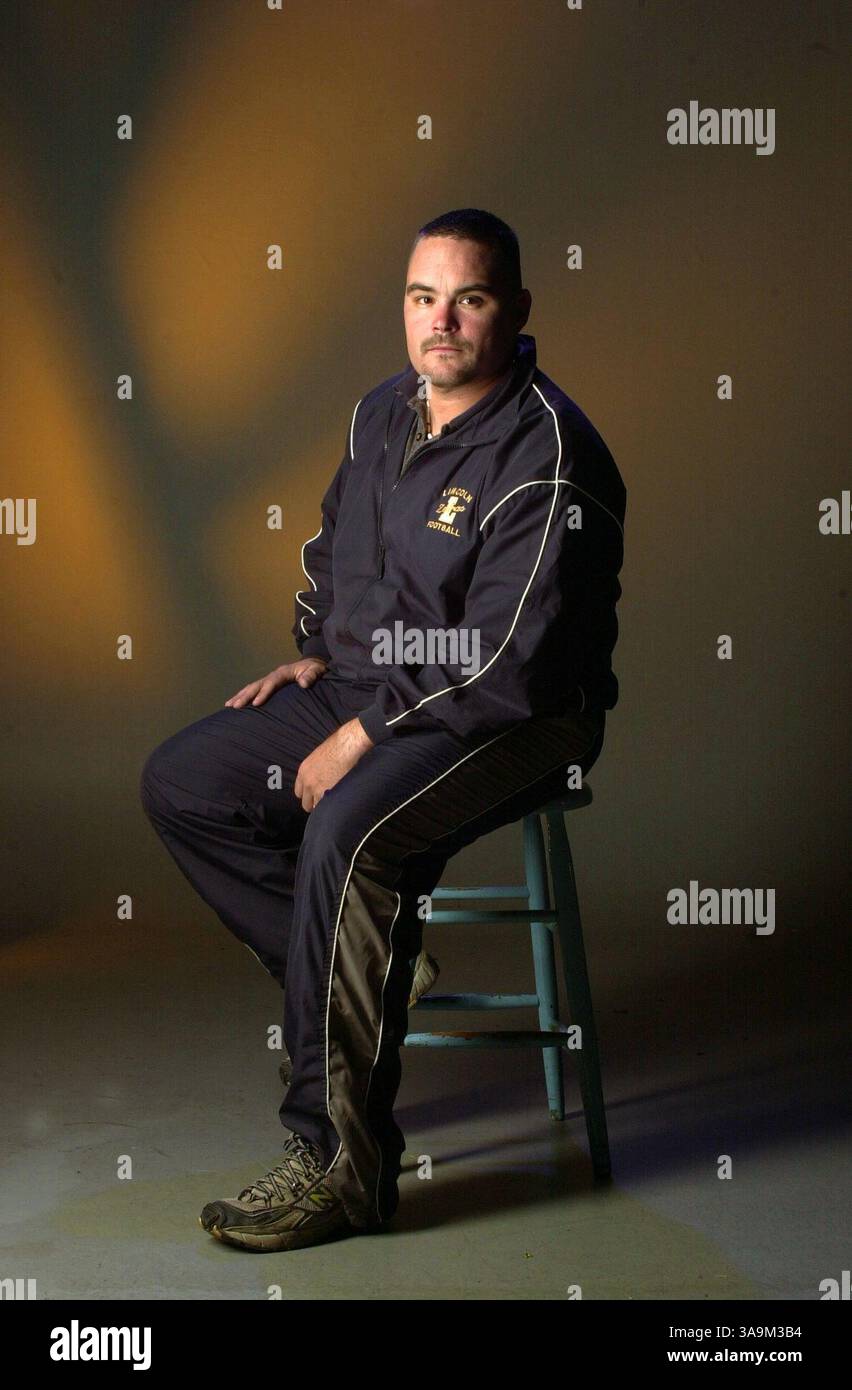 Libanon Valley Football Coach Bert Salinas (cq) im Studio am Samstag, den 1. November 2003. Salinas ist das ehemalige College in Pennsylvania. Sacramento Bee/Randall Benton/ZUMA Press Stockfoto