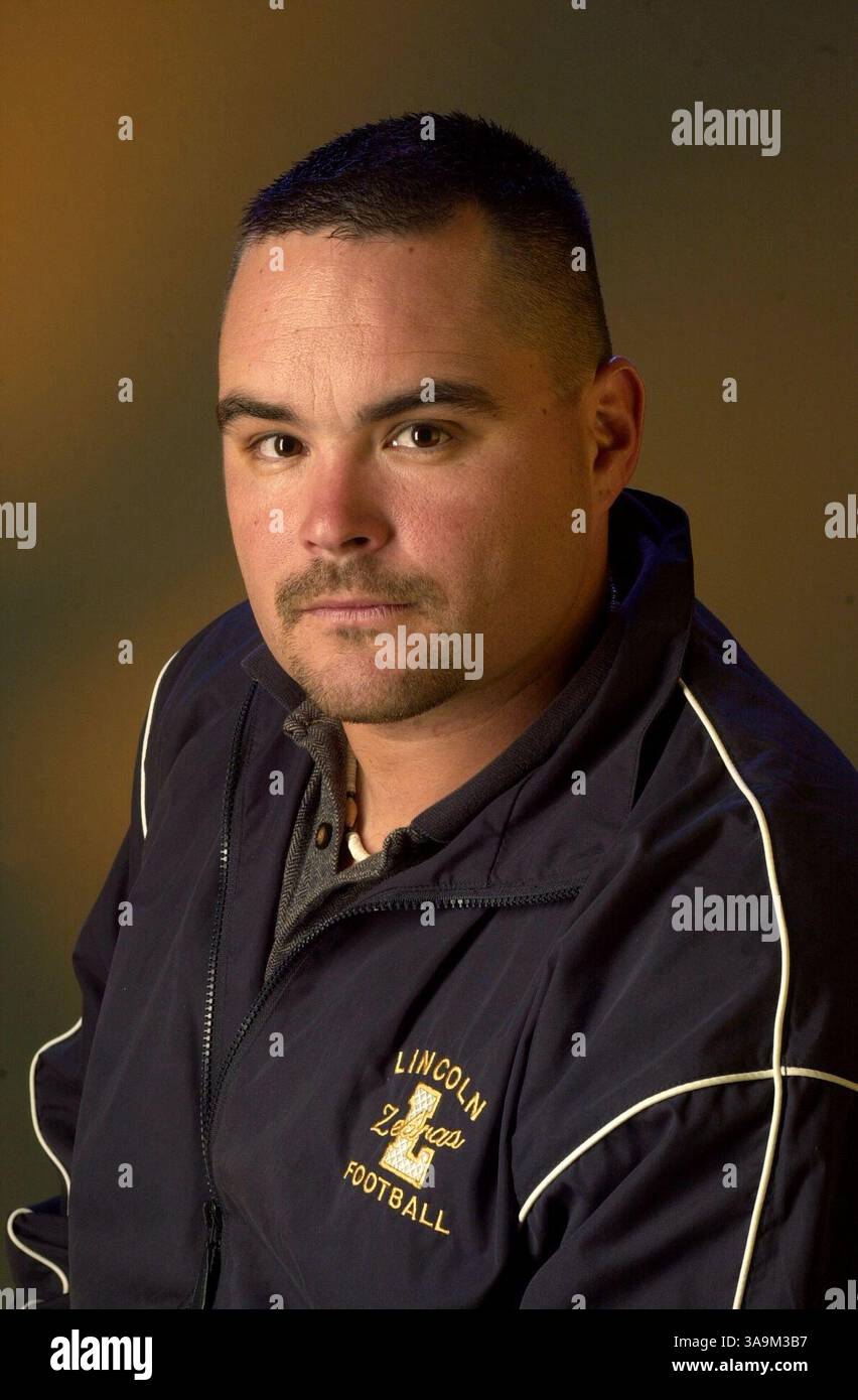 Libanon Valley Football Coach Bert Salinas (cq) im Studio am Samstag, den 1. November 2003. Salinas ist das ehemalige College in Pennsylvania. Sacramento Bee/Randall Benton/ZUMA Press Stockfoto