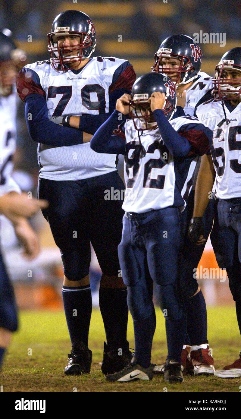 Mit einer Größe von m und 320 kg 79 scheint James Ellis über seine Mannschaftskameraden zu turmen, kurz vor einem Spiel im Hughes Stadium am Freitag, den 7. November 2003. Ellis ist einer von mehreren High-School-Spielern, die so groß sind wie einige NFL-Anfänger. Sacramento Bee/Randall Benton/ZUMA Press Stockfoto