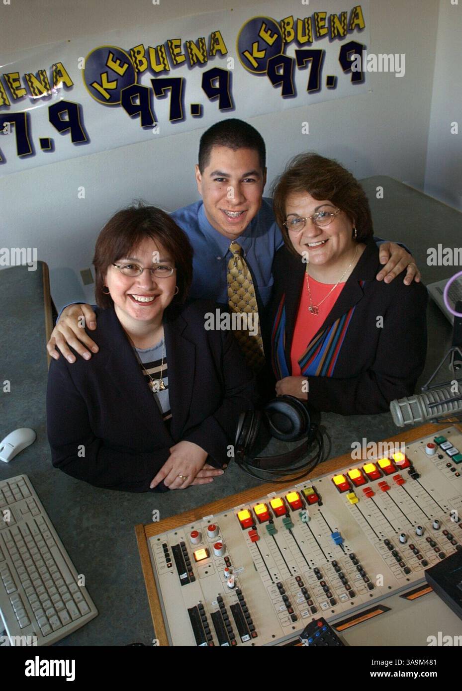 Angelica Balderas (cq), Linke, Juan Gonzalez (cq), Center, und Amparo Perez-Cook (cq) sind die Eigentümer der KTTA-FM 97,9 KeBuena in Sacramento Mittwoch, 12. März 2003, The Sacramento Bee / Randy Pench,/ZUMA Press Stockfoto