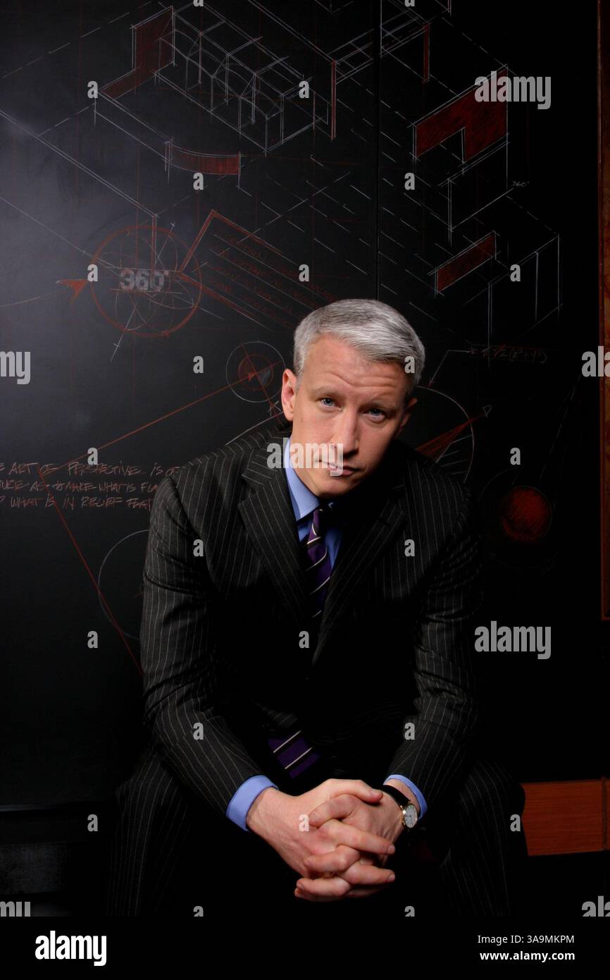 Februar 2005 - New York, NY, USA - Porträt von CNN Anchor ANDERSON COOPER aus dem Programm 360 gedreht im CNN Studio. Anderson Hays Cooper (* 3. Juni 1967) ist eine mit dem Emmy Award ausgezeichnete Fernsehpersönlichkeit, die derzeit für CNN arbeitet. Er ist Anker von Anderson Cooper 360. Die Sendung wird normalerweise live aus New York City ausgestrahlt, aber oft live an einem Ort, an dem Nachrichten veröffentlicht werden. Cooper ist der jüngere Sohn des Schriftstellers Wyatt Emory Cooper und der Künstlerin, Designerin, Schriftstellerin und Erbin Gloria Vanderbilt. Er ist der Ur-Ur-Urenkel des Eisenbahnmagnaten Cornelius Vanderbilt. (Kreditbild: © Melissa Stockfoto
