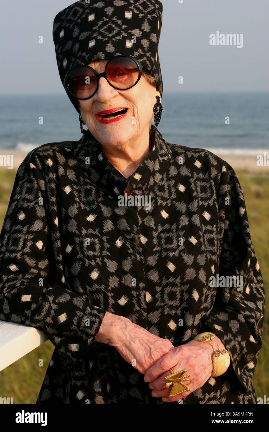April 2006 - New York, NY, USA - ZELDA KAPLAN, das 90-jährige Clubkind und humanitäre in Long Island. (Kreditbild: © Melissa Lynn/ZUMA Press) EINSCHRÄNKUNGEN: DATEI: Exaktes Datum unbekannt Stockfoto