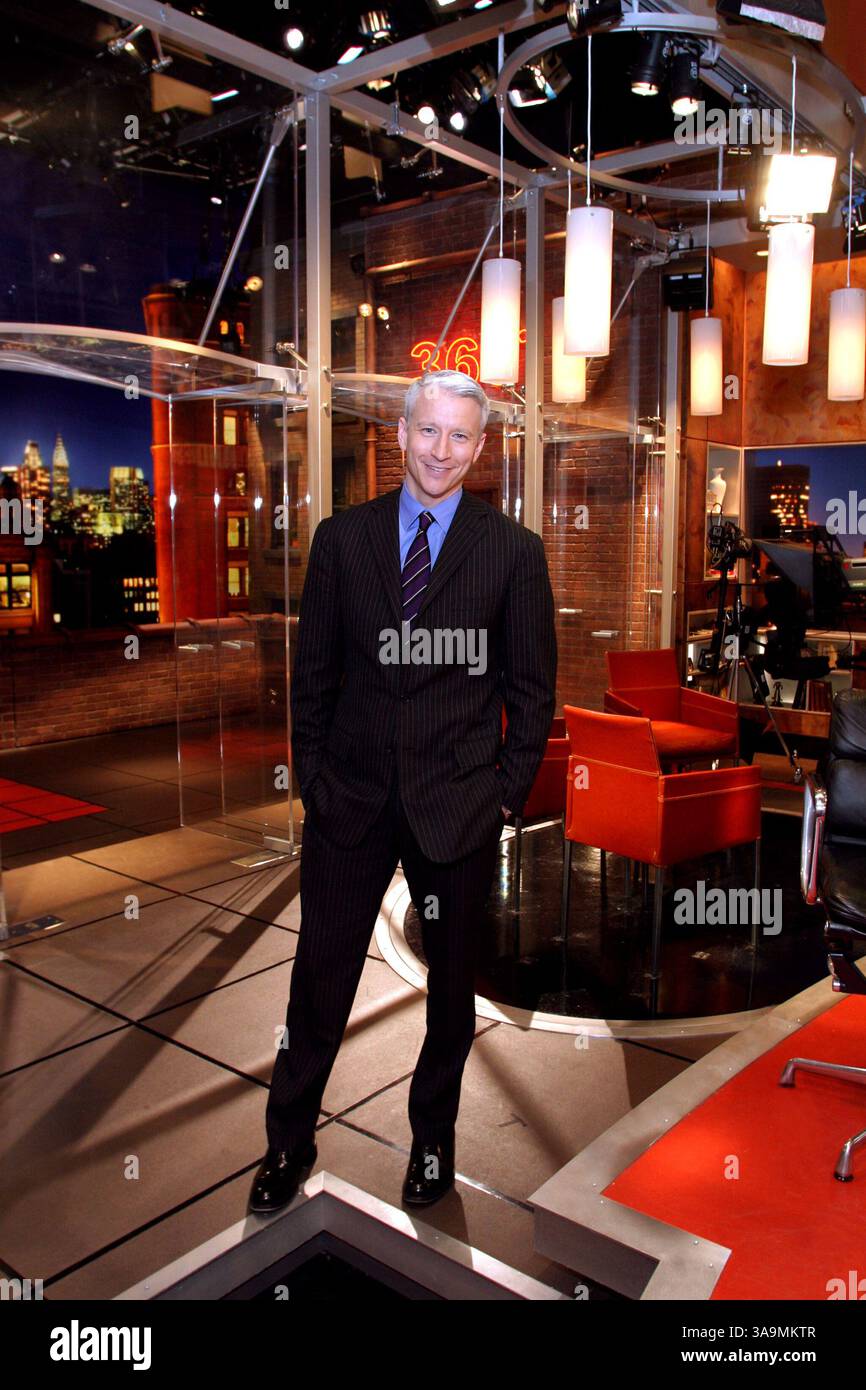 Februar 2005 - New York, NY, USA - Porträt von CNN Anchor ANDERSON COOPER aus dem Programm 360 gedreht im CNN Studio. Anderson Hays Cooper (* 3. Juni 1967) ist eine mit dem Emmy Award ausgezeichnete Fernsehpersönlichkeit, die derzeit für CNN arbeitet. Er ist Anker von Anderson Cooper 360. Die Sendung wird normalerweise live aus New York City ausgestrahlt, aber oft live an einem Ort, an dem Nachrichten veröffentlicht werden. Cooper ist der jüngere Sohn des Schriftstellers Wyatt Emory Cooper und der Künstlerin, Designerin, Schriftstellerin und Erbin Gloria Vanderbilt. Er ist der Ur-Ur-Urenkel des Eisenbahnmagnaten Cornelius Vanderbilt. (Kreditbild: © Melissa Stockfoto