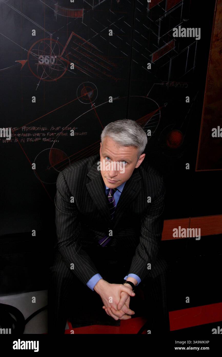 Februar 2005 - New York, NY, USA - Porträt von CNN Anchor ANDERSON COOPER aus dem Programm 360 gedreht im CNN Studio. Anderson Hays Cooper (* 3. Juni 1967) ist eine mit dem Emmy Award ausgezeichnete Fernsehpersönlichkeit, die derzeit für CNN arbeitet. Er ist Anker von Anderson Cooper 360. Die Sendung wird normalerweise live aus New York City ausgestrahlt, aber oft live an einem Ort, an dem Nachrichten veröffentlicht werden. Cooper ist der jüngere Sohn des Schriftstellers Wyatt Emory Cooper und der Künstlerin, Designerin, Schriftstellerin und Erbin Gloria Vanderbilt. Er ist der Ur-Ur-Urenkel des Eisenbahnmagnaten Cornelius Vanderbilt. (Kreditbild: © Melissa Stockfoto