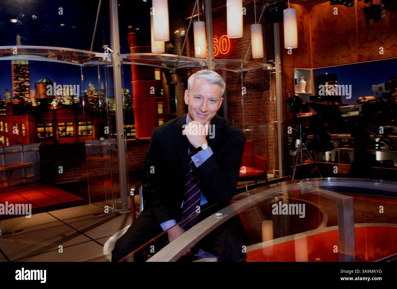 Februar 2005 - New York, NY, USA - Porträt von CNN Anchor ANDERSON COOPER aus dem Programm 360 gedreht im CNN Studio. Anderson Hays Cooper (* 3. Juni 1967) ist eine mit dem Emmy Award ausgezeichnete Fernsehpersönlichkeit, die derzeit für CNN arbeitet. Er ist Anker von Anderson Cooper 360. Die Sendung wird normalerweise live aus New York City ausgestrahlt, aber oft live an einem Ort, an dem Nachrichten veröffentlicht werden. Cooper ist der jüngere Sohn des Schriftstellers Wyatt Emory Cooper und der Künstlerin, Designerin, Schriftstellerin und Erbin Gloria Vanderbilt. Er ist der Ur-Ur-Urenkel des Eisenbahnmagnaten Cornelius Vanderbilt. (Kreditbild: © Melissa Stockfoto