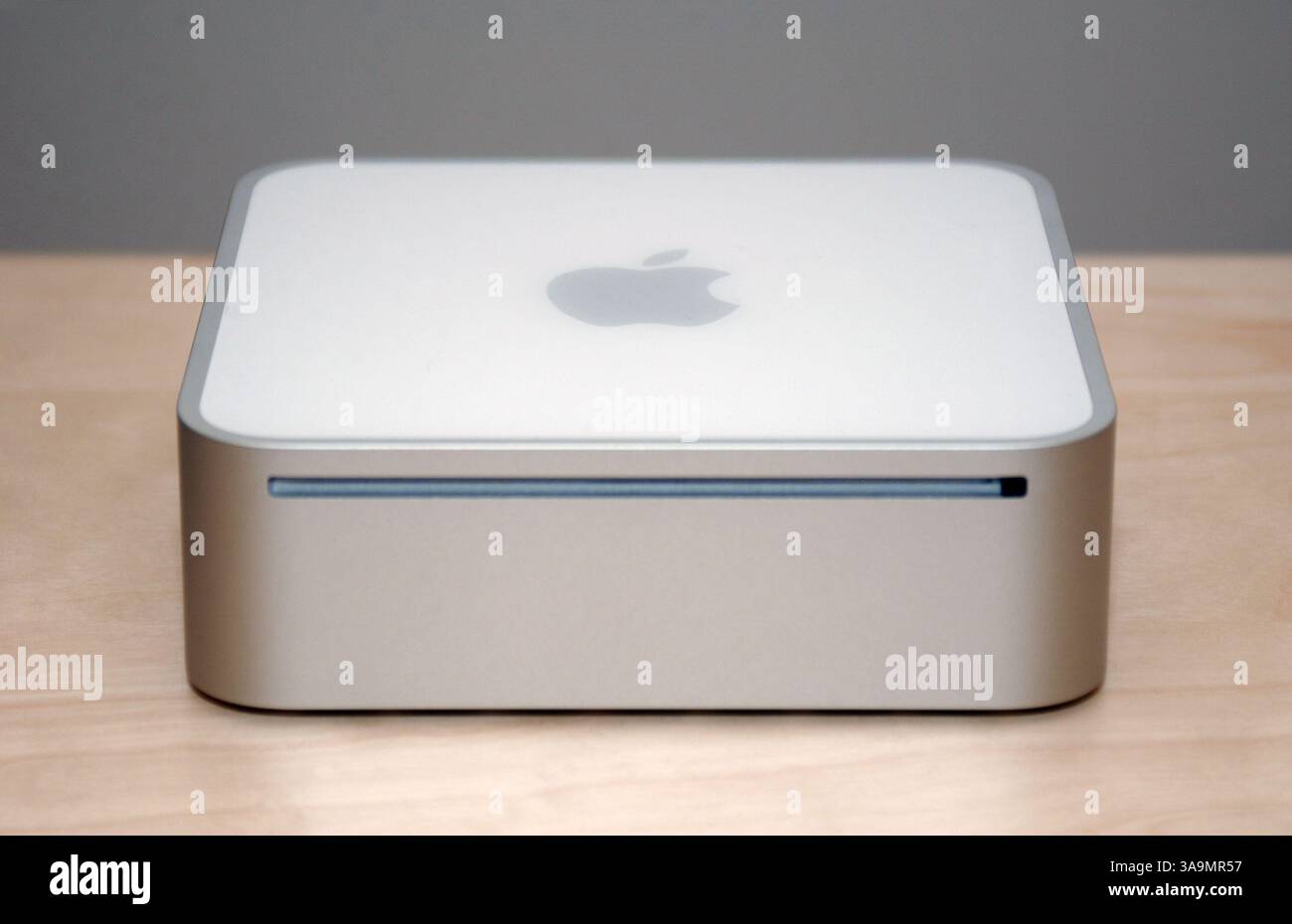 27. Februar 2006; Cupertino, Kalifornien, USA; Apple-Chef STEVE JOBS Apple Computer präsentiert neuesten Produkt Mac Mini Intel Core Duo, bei Apple-Hauptquartier in Cupertino, Kalifornien.                                Obligatorische Credit: Foto von Jerome Brunet/ZUMA Press. (©) Copyright 2006 von Jerome Brunet Stockfoto