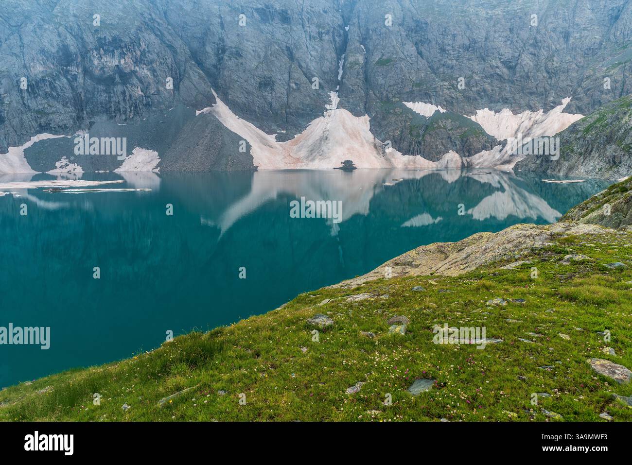 Staudamm Lago della Rossa in den Graischen Alpen in Italien am Sommerabend Stockfoto