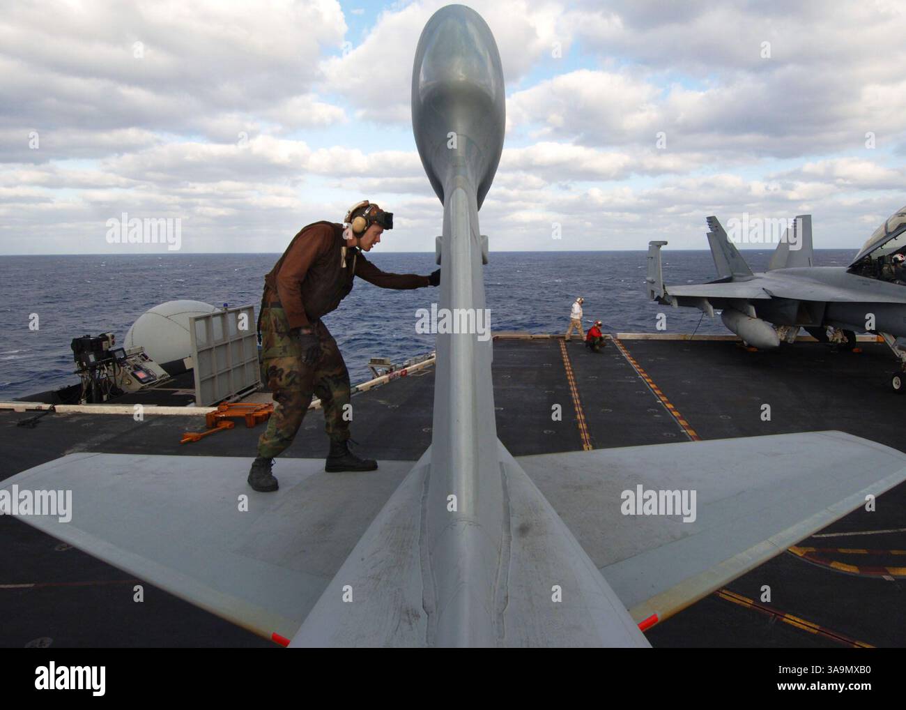 März 2006; ATLANTIK; Airman LORNE HORIT, Huntsville, ich inspiziert die horizontalen Stabilisatoren eines EA-6B-Prowlers, der den „Rooks“ der Tactical Electronic Warfare Squadron One Three Seven (VAQ-137) auf dem Flugdeck des nukleargetriebenen Flugzeugträgers USS Enterprise (CVN 65) zugeordnet ist. Enterprise und Inbed Carrier Air Wing One (CVW-1) führen derzeit Composite Training Unit (COMPTUEX) im Atlantik durch. Obligatorischer Gutschein: Foto von Joshua Kinter/U.S. Navy/ZUMA Press. (©) Copyright 2006 by U.S. Navy Stockfoto