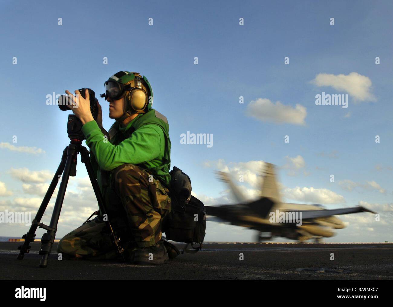 9. März 2006; ATLANTIK; Fotograf's Mate 3rd Class JOSHUA KINTER aus des Moines, Iowa, fotografiert Flugoperationen auf dem Flugdeck des nukleargetriebenen Flugzeugträgers USS Enterprise (CVN 65). Fotografen der Enterprise dokumentieren alle Aspekte des Lebens der Marine an Bord eines Flugzeugträgers. Enterprise und Inbed Carrier Air Wing One (CVW-1) führen derzeit Composite Training Unit (COMPTUEX) im Atlantik durch. Obligatorische Gutschrift: Foto von Milosz Reterski/USA Navy/ZUMA Press. (©) Copyright 2006 by U.S. Navy Stockfoto