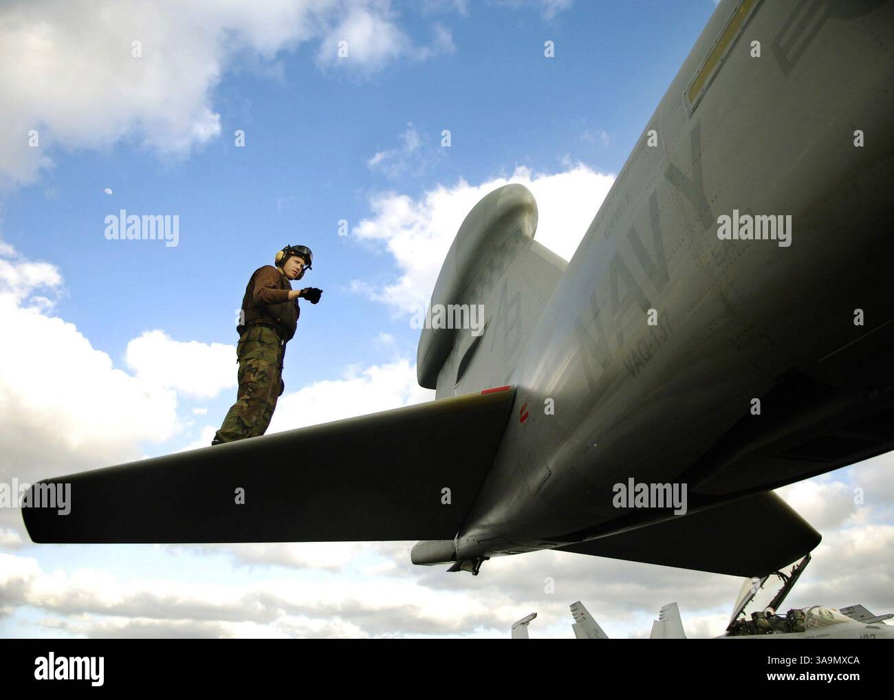 März 2006; ATLANTIK; Airman LORNE HORIT, Huntsville, ich inspiziert die horizontalen Stabilisatoren eines EA-6B-Prowlers, der den „Rooks“ der Tactical Electronic Warfare Squadron One Three Seven (VAQ-137) auf dem Flugdeck des nukleargetriebenen Flugzeugträgers USS Enterprise (CVN 65) zugeordnet ist. Enterprise und Inbed Carrier Air Wing One (CVW-1) führen derzeit Composite Training Unit (COMPTUEX) im Atlantik durch. Obligatorischer Gutschein: Foto von Joshua Kinter/U.S. Navy/ZUMA Press. (©) Copyright 2006 by U.S. Navy Stockfoto