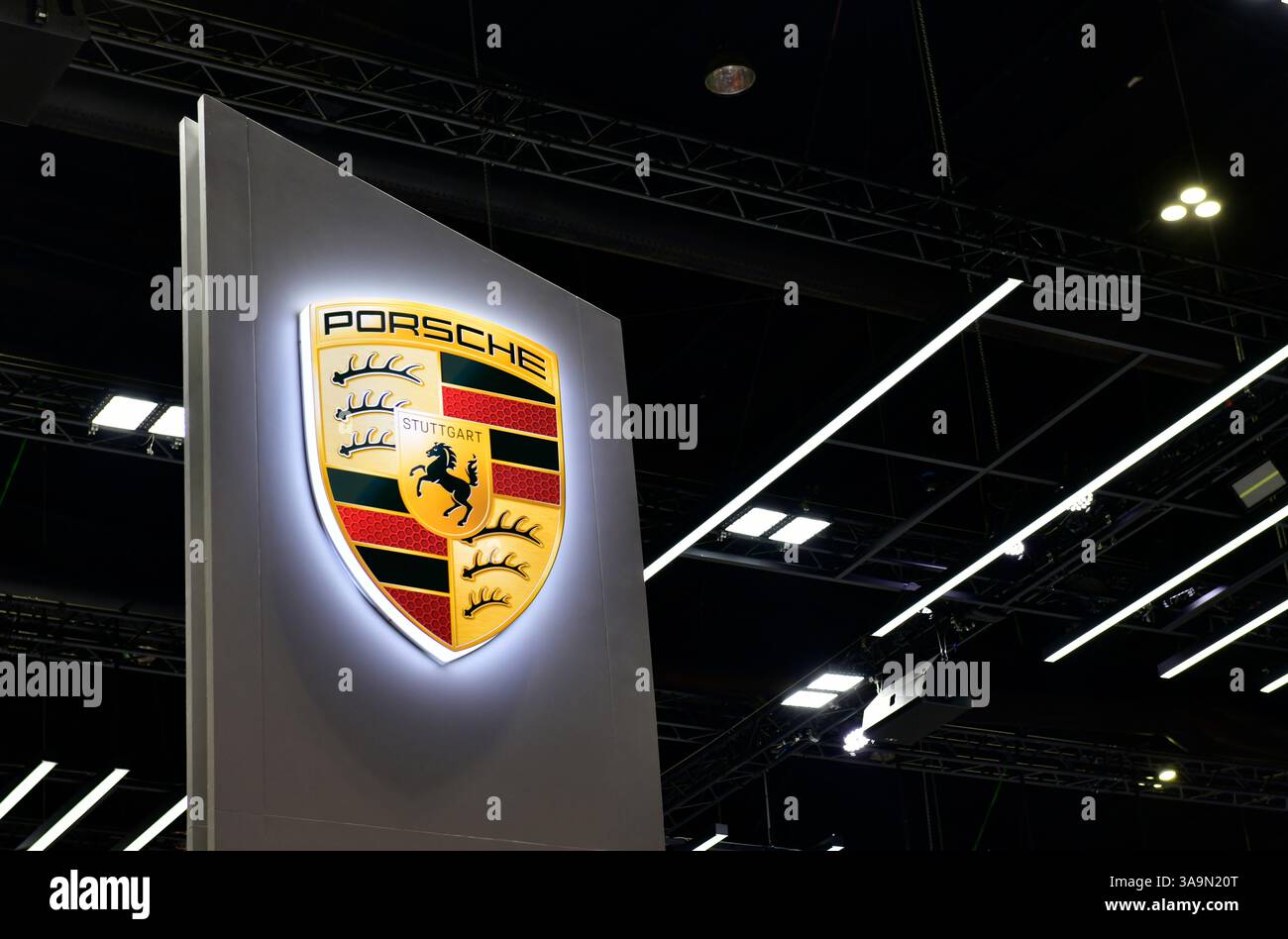 Thailand-26.März 2025: Neues Porsche-Logo deutscher Automobilhersteller spezialisiert auf Hochleistungs-Sportwagen auf der Bangkok International 46 Stockfoto
