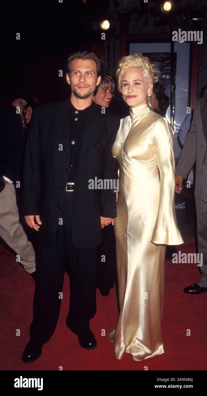 Mai 1993; Los Angeles, CA, USA; Schauspielerin PATRICIA ARQUETTE und Schauspieler CHRISTIAN SLATER bei der „True Romance“-Filmpremiere. Stockfoto