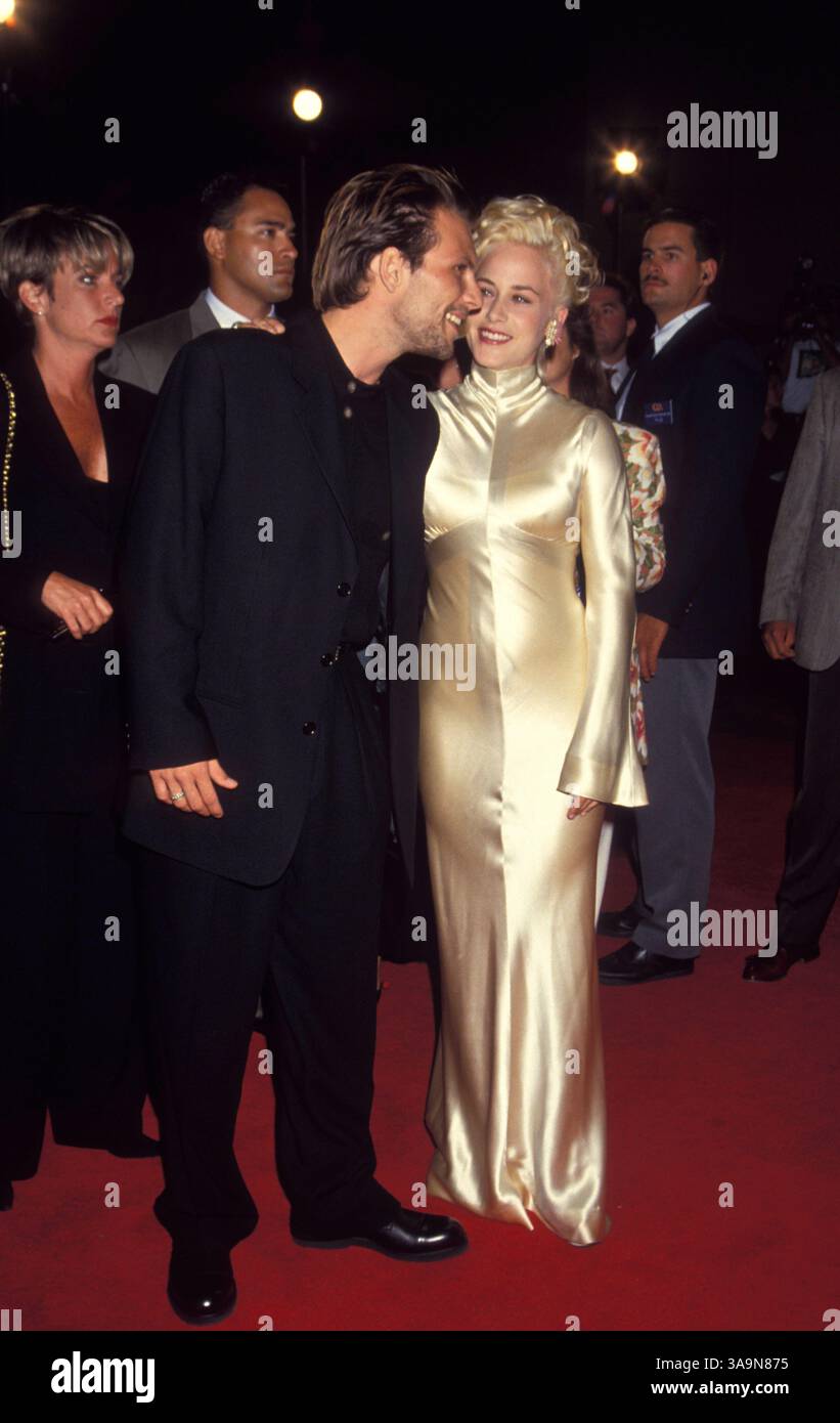 Mai 1993; Los Angeles, CA, USA; die Schauspielerin PATRICIA ARQUETTE erhält einen Kuss von Schauspieler CHRISTIAN SLATER bei der „True Romance“-Filmpremiere. Stockfoto