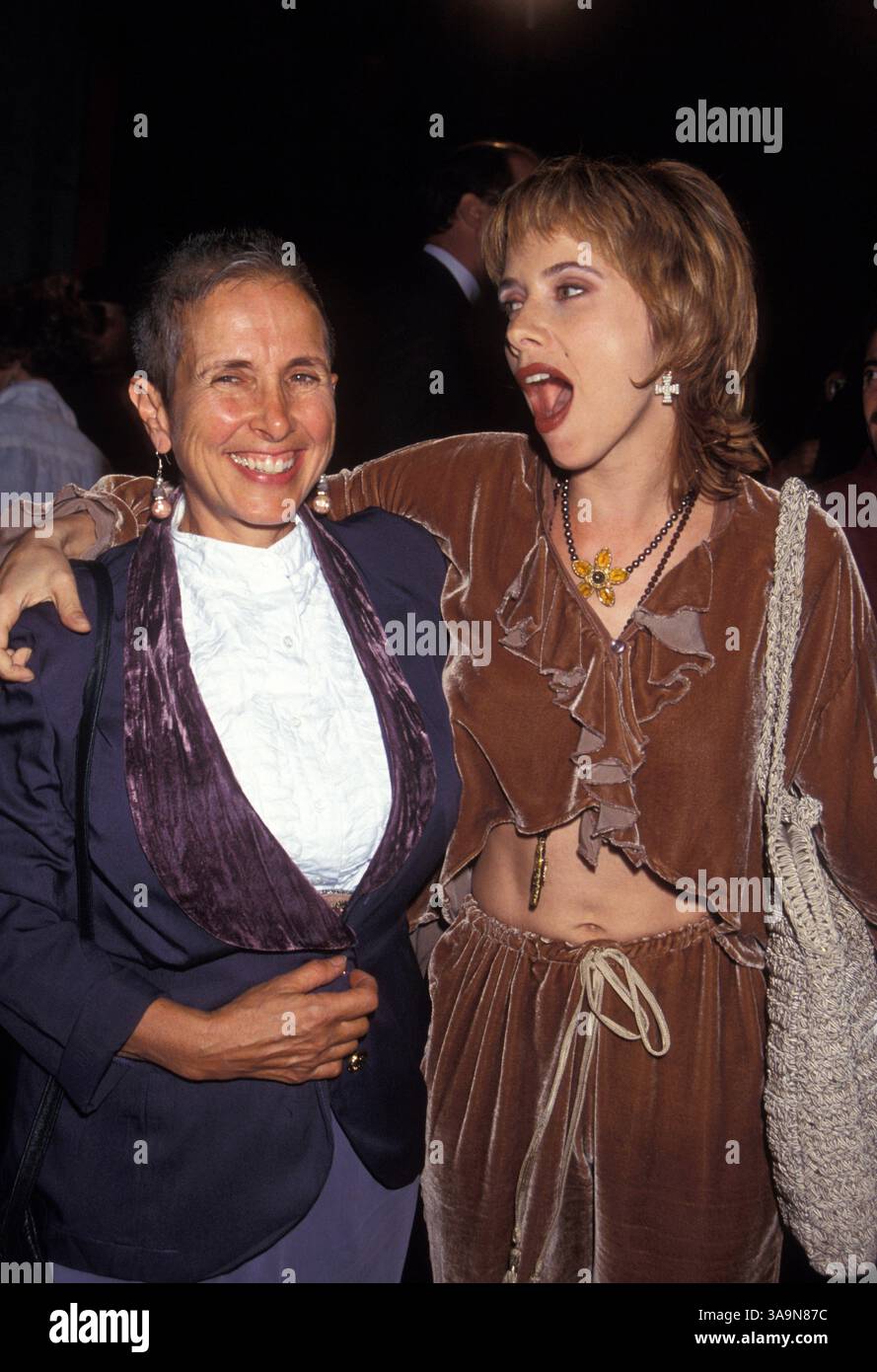 September 1993; Los Angeles, CA, USA; die Schauspielerin ROSANNA ARQUETTE und ihre Mutter MARTI bei der Filmpremiere „True Romance“. Stockfoto