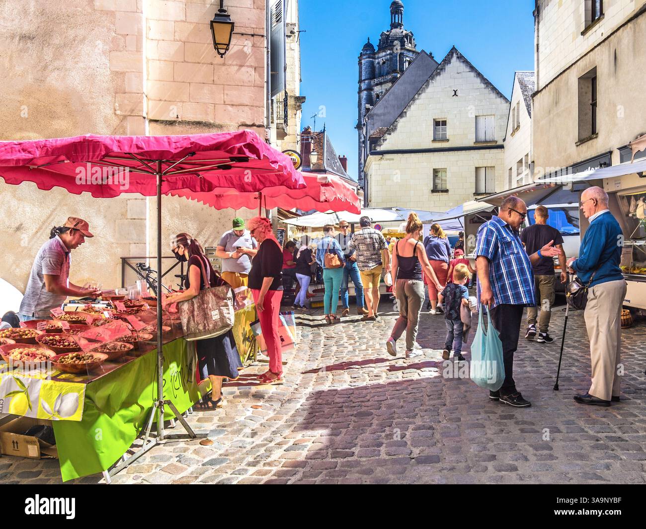 Freiluftmarkt in schmaler Kopfsteinpflasterstraße - Loches, Indre-et-Loire (37), Frankreich. Stockfoto