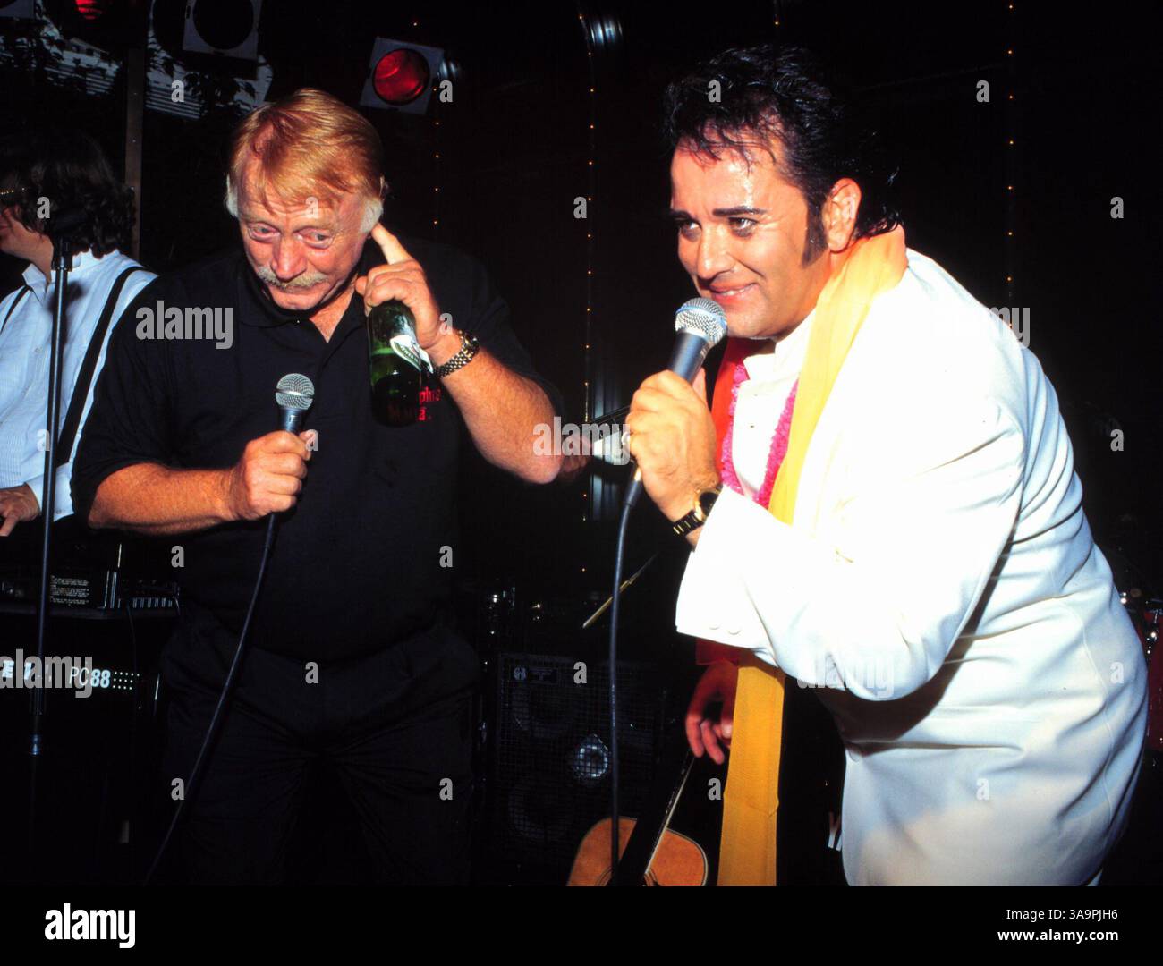 August 1997; Los Angeles, CA, USA; die Memphis Mafia-Videoveröffentlichung von All the King's Men. RED WEST (Elvis' Sicherheitschef) singt mit RICK GOLD (Elvis). Stockfoto