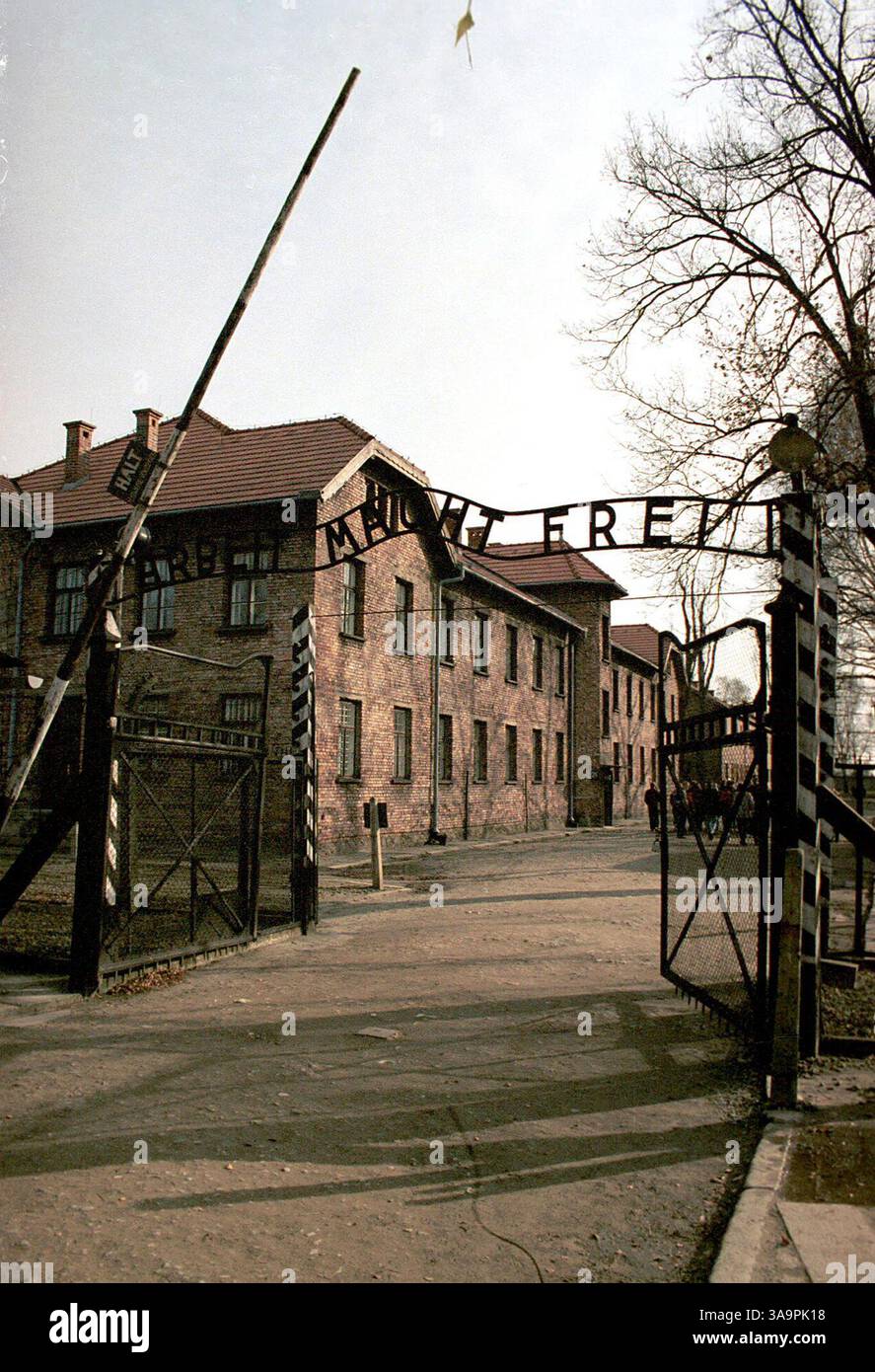 11. November 1999; Auschwitz, Polen; das berüchtigte Haupttor des NS-Vernichtungslagers in Auschwitz, Polen. Auf dem Schild über dem Tor steht: „Arbeit macht dich frei.“ Mehr als eine Million Gefangene, meist Juden, wurden hier während des Zweiten Weltkriegs ermordet. Stockfoto