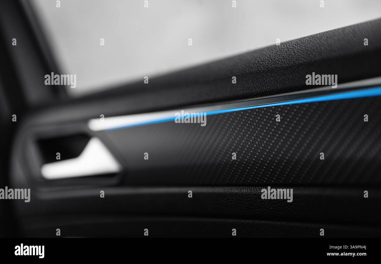 Hinteres Türblech mit Kohlefaser in einem Auto. Innenraum des neuen Fahrzeugs mit Karbonfaserverkleidung und Ambientebeleuchtung. Stockfoto