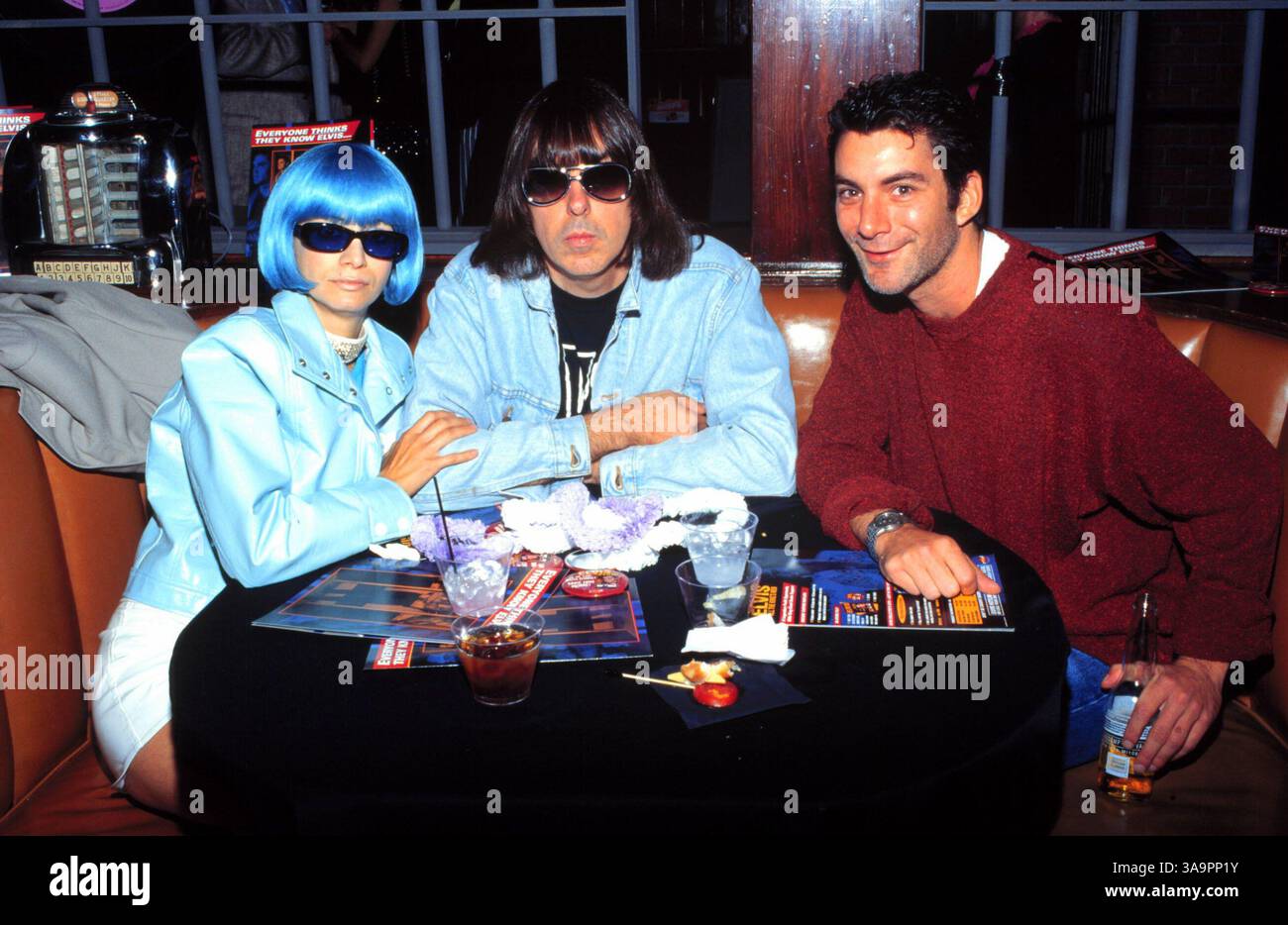 August 1997; Los Angeles, CA, USA; die Memphis Mafia-Videoveröffentlichung von All the King's Men. Hier sitzen JOHHNY & LINDA RAMONE mit ANDY GERSHON. Stockfoto
