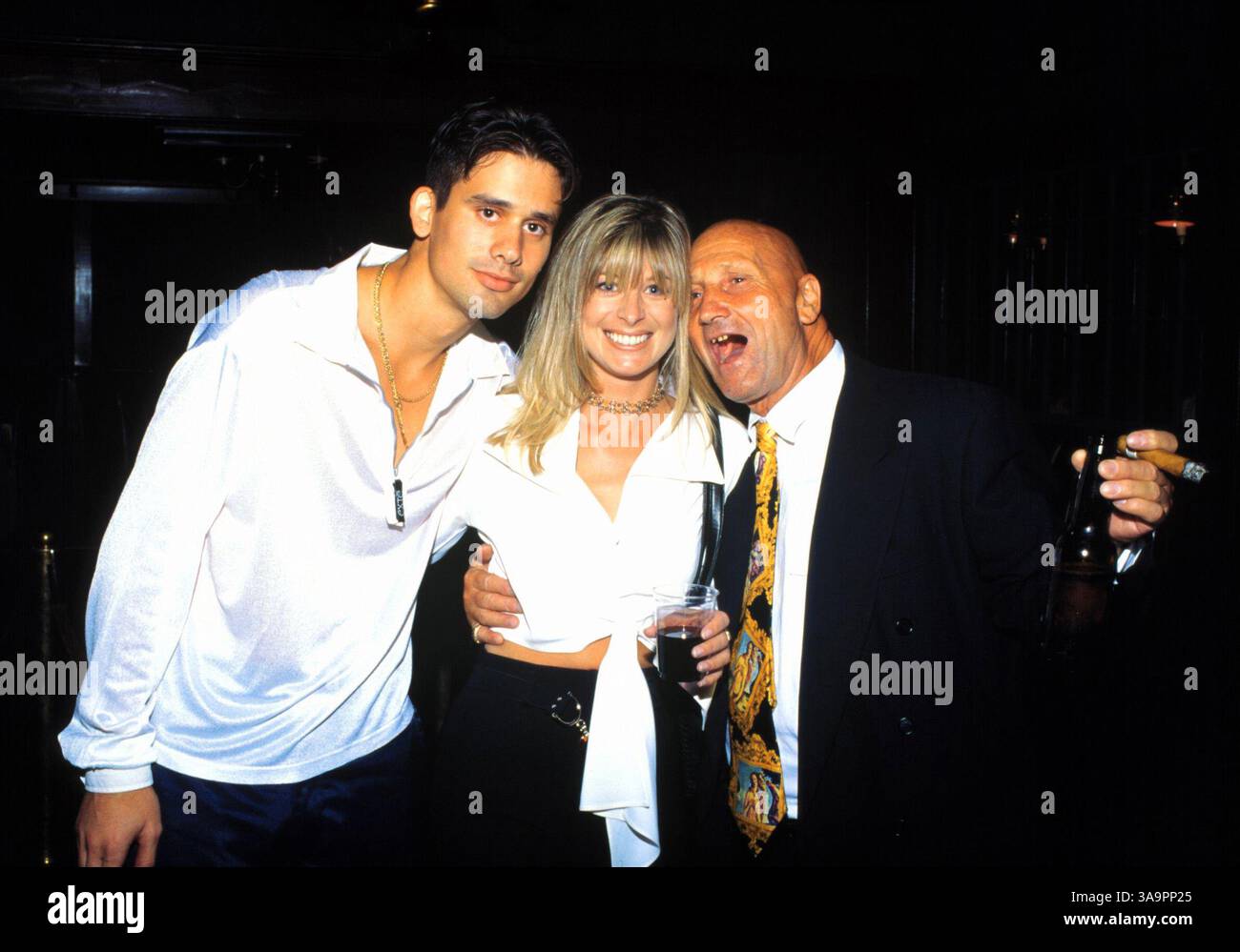 August 1997; Los Angeles, CA, USA; GENATO SILVESTRO, Regisseur von „Il Postino“, feiert mit seinem Sohn Chad die Veröffentlichung von „All the King's Men“ in Memphis Mafia. Stockfoto