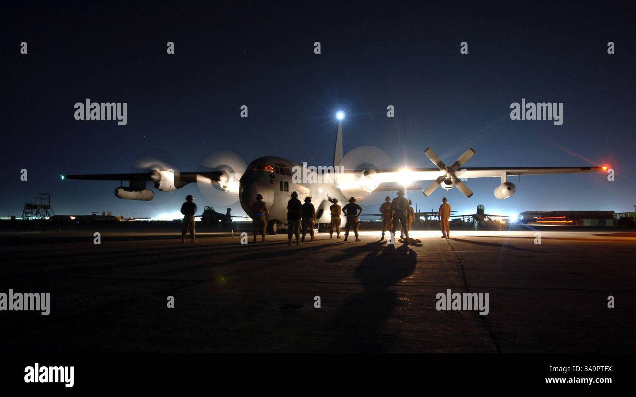 Oktober 2005; Bagram Airfield, AFGHANISTAN; Bagram Airforce Base Afghanistan. Die Schatten der Betreuer erstrecken sich hier über den Asphalt, während sie einen EC-130H Kompass vor einem Kampfeinsatz starten. Das Flugzeug, das zur 41st Expeditionary Electronic Combat Squadron gehört, wurde von der Davis Monthan Air Base in Ariz eingesetzt Sie hat ihre Mission am 22. Oktober verlassen. Seit November 2004 haben die EC-130 mehr als 1.500 Luftunterstützungsanträge von Bodenstreitkräften unterstützt, die an der Operation Enduring Freedom beteiligt sind. Obligatorischer Hinweis: Foto von Captain J. Cunningham/USAir Force/ZUMA Press. (©) Copyright 2005 b Stockfoto