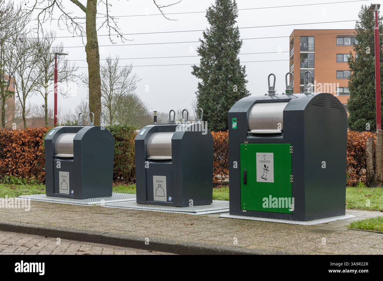Unterirdischer Müllcontainer auf der Straße. Recycling- und umweltfreundliches Konzept mit Müllentsorgung Stockfoto