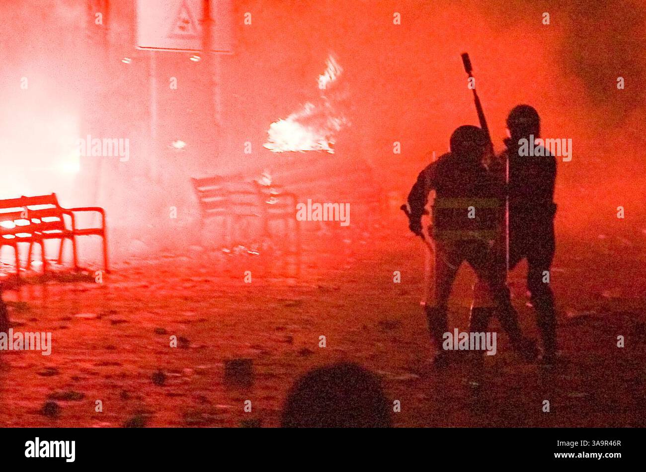 18. Mai 2006; Barcelona, SPANIEN; Eine Siegesfeier wird hässlich, als die Polizei einspringt, um die Feier zu beenden, und die Menge beginnt, Feuer zu setzen und Flaschen auf die Polizei zu werfen. Die Feierlichkeiten der Champions League brachen in Gewalt aus, was 45 Verhaftungen und 107 Verletzte zur Folge hatte. Obligatorischer Ausweis: Foto von Robert Marquardt/ZUMA Press. (©) Copyright 2006 von Robert Marquardt Stockfoto
