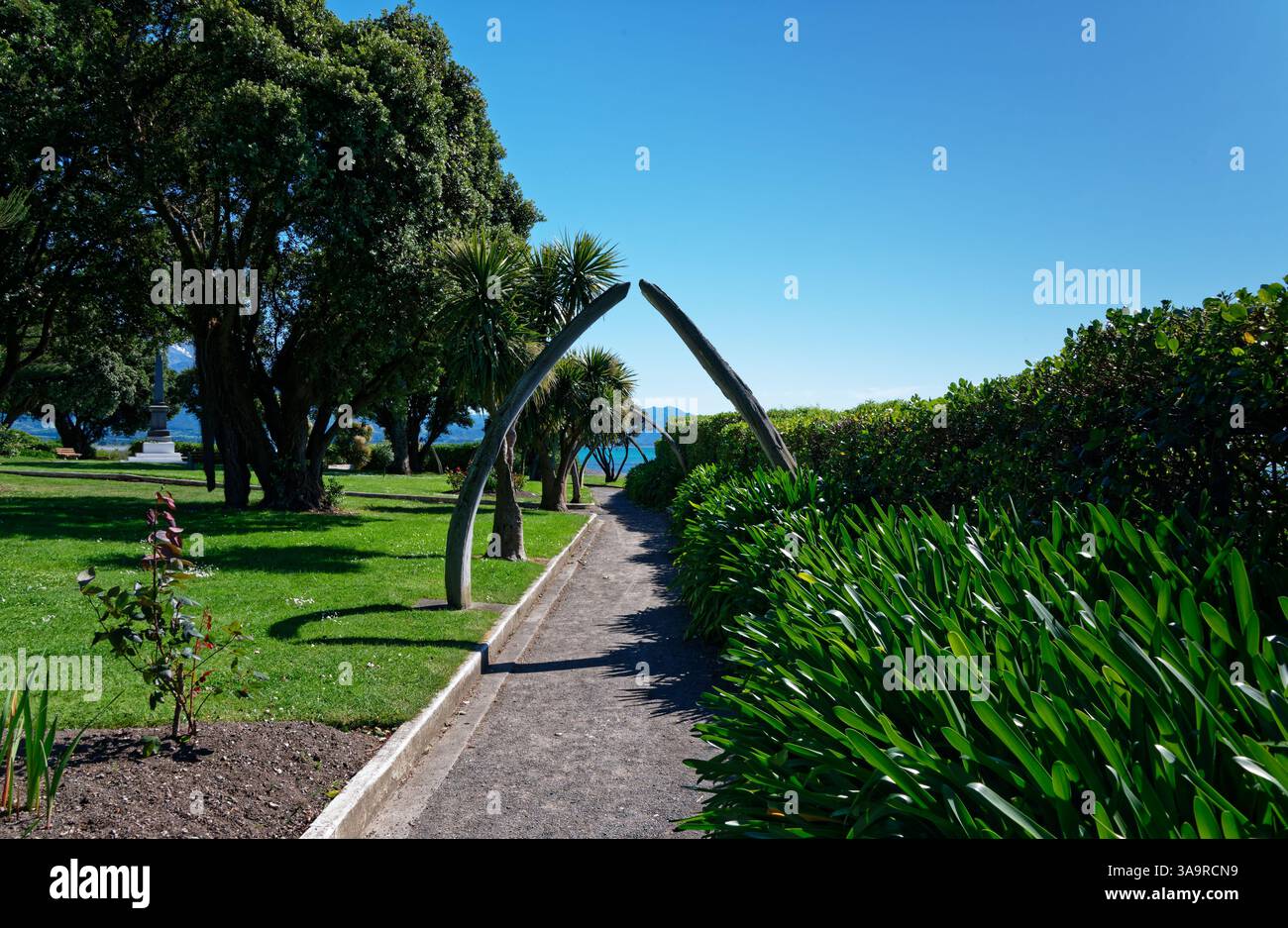 Ein Fußweg in der Küstenstadt Kaikoura hat historische Bögen aus Walknochen. Kaikoura ist heute ein großartiges Dessert für Walbeobachtungen Stockfoto