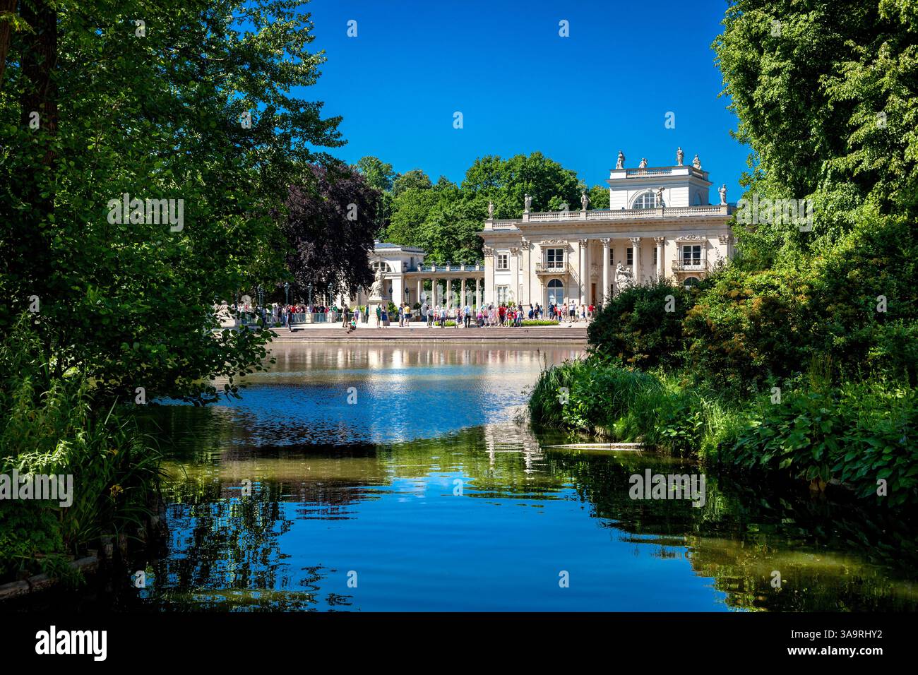 See der Lazienki-Park mit Palast auf dem Wasser, Warschau, Polen Stockfoto