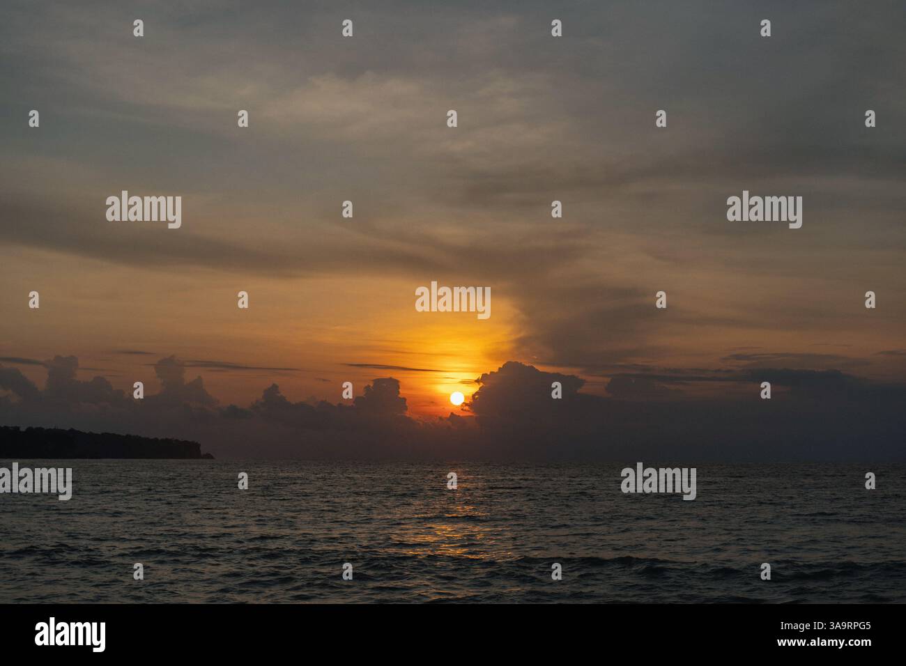 Meer Küste und Strand bei Sonnenuntergang, Bali Stockfoto