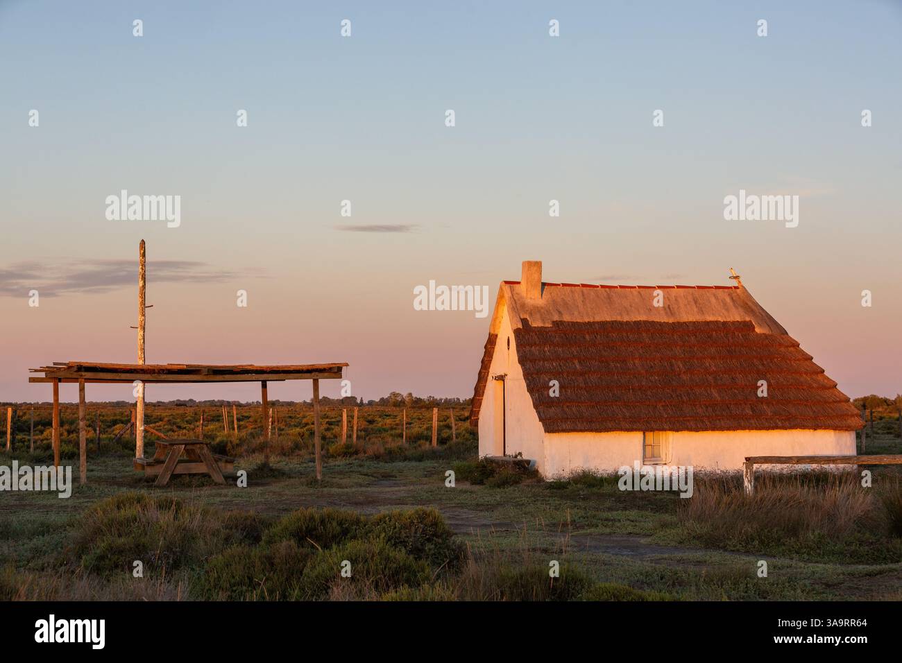 Schutzhütte im Camargue Museum im Licht der aufgehenden Sonne Stockfoto
