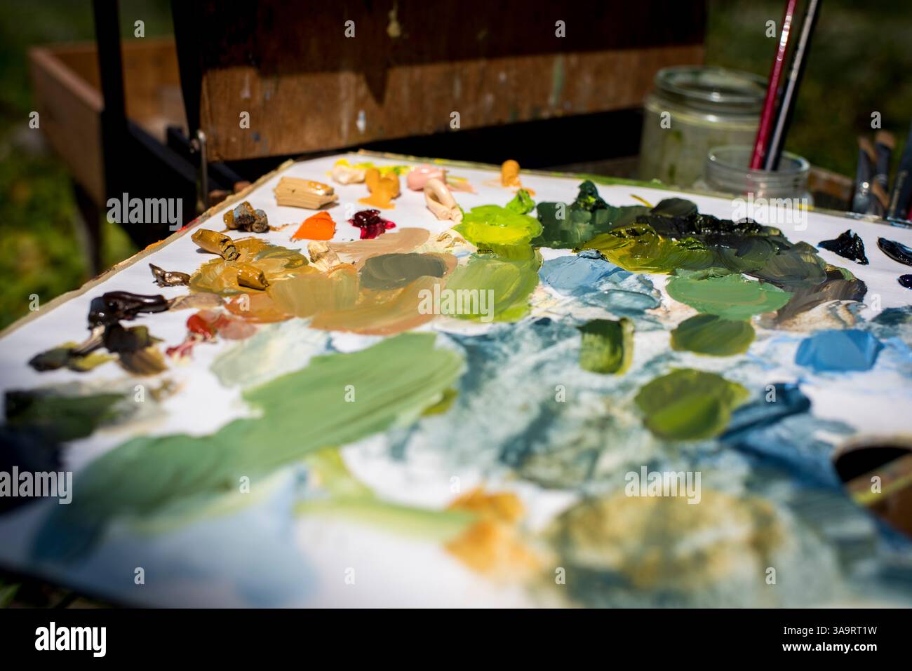 Nahaufnahme einer Malerpalette mit gemischten Farben Stockfoto