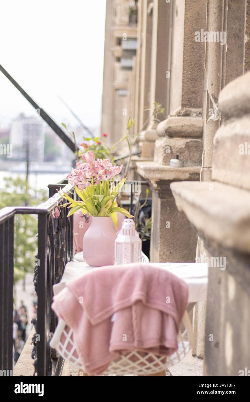 Rosafarbene Dekoration auf dem Balkon in Budapest Stockfoto