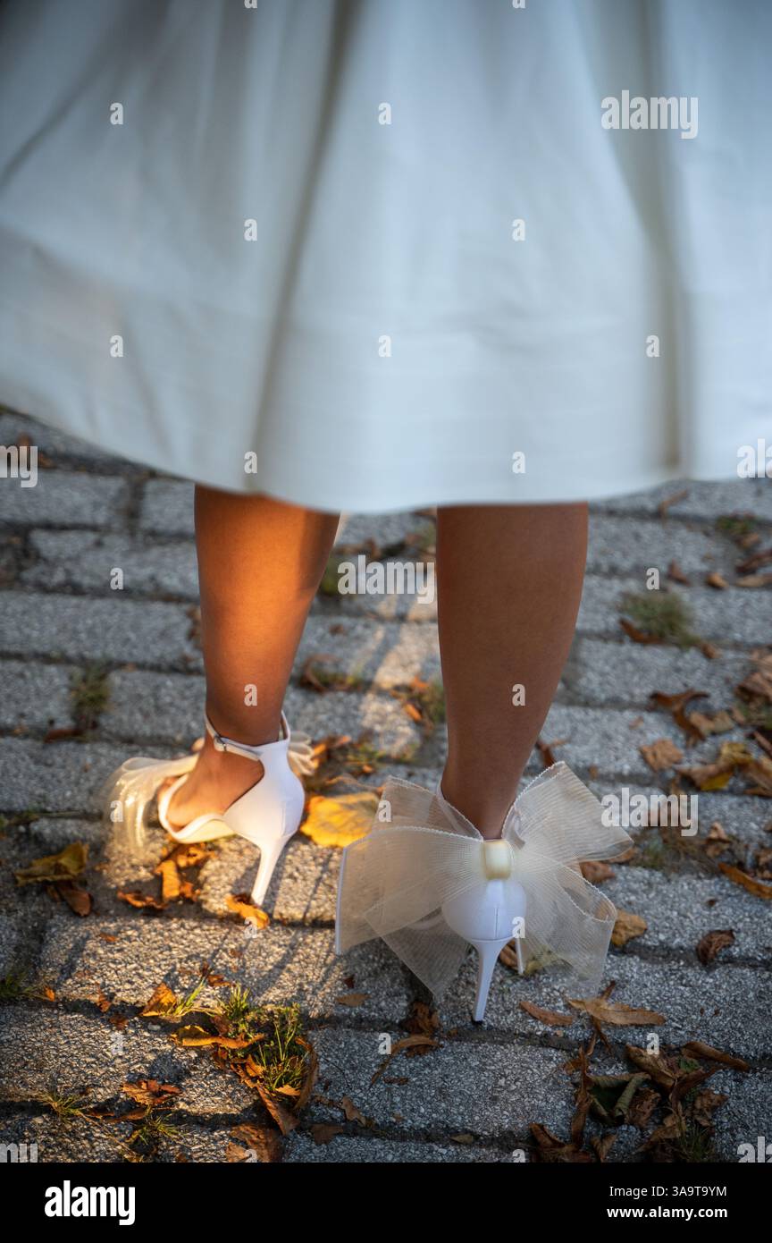 Elegante Brautabsätze mit Tüllschleifen im goldenen Stundenlicht Stockfoto