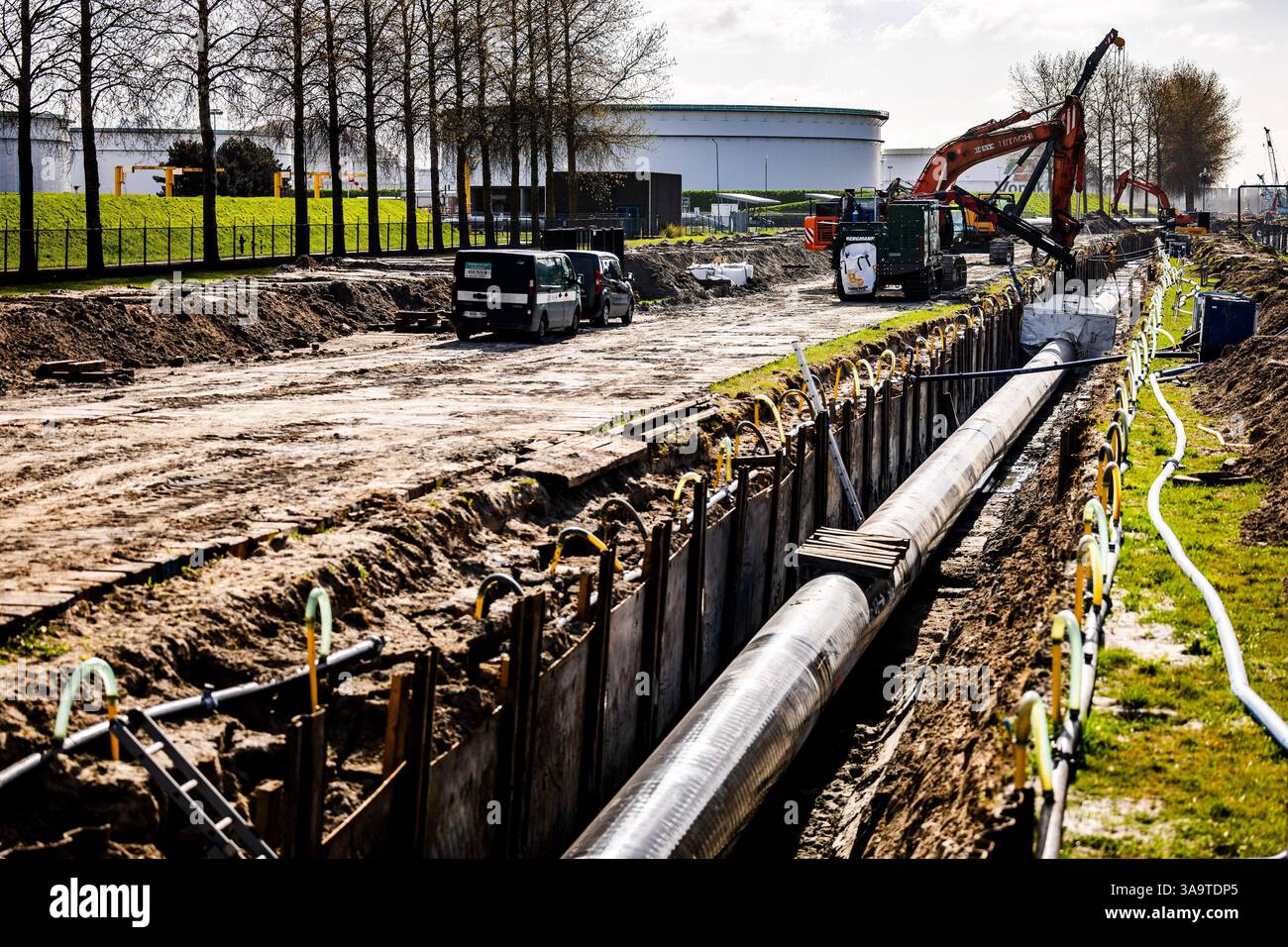ROTTERDAM - Arbeiten an der Verlegung einer CO2-Pipeline durch Gasunie während einer Tour. Hier wird an einem Projekt zur Speicherung und zum Transport von CO2 sowie an einem landesweiten Wasserstoffnetz gearbeitet. ANP JEFFREY GROENEWEG niederlande Out - belgien Out Stockfoto