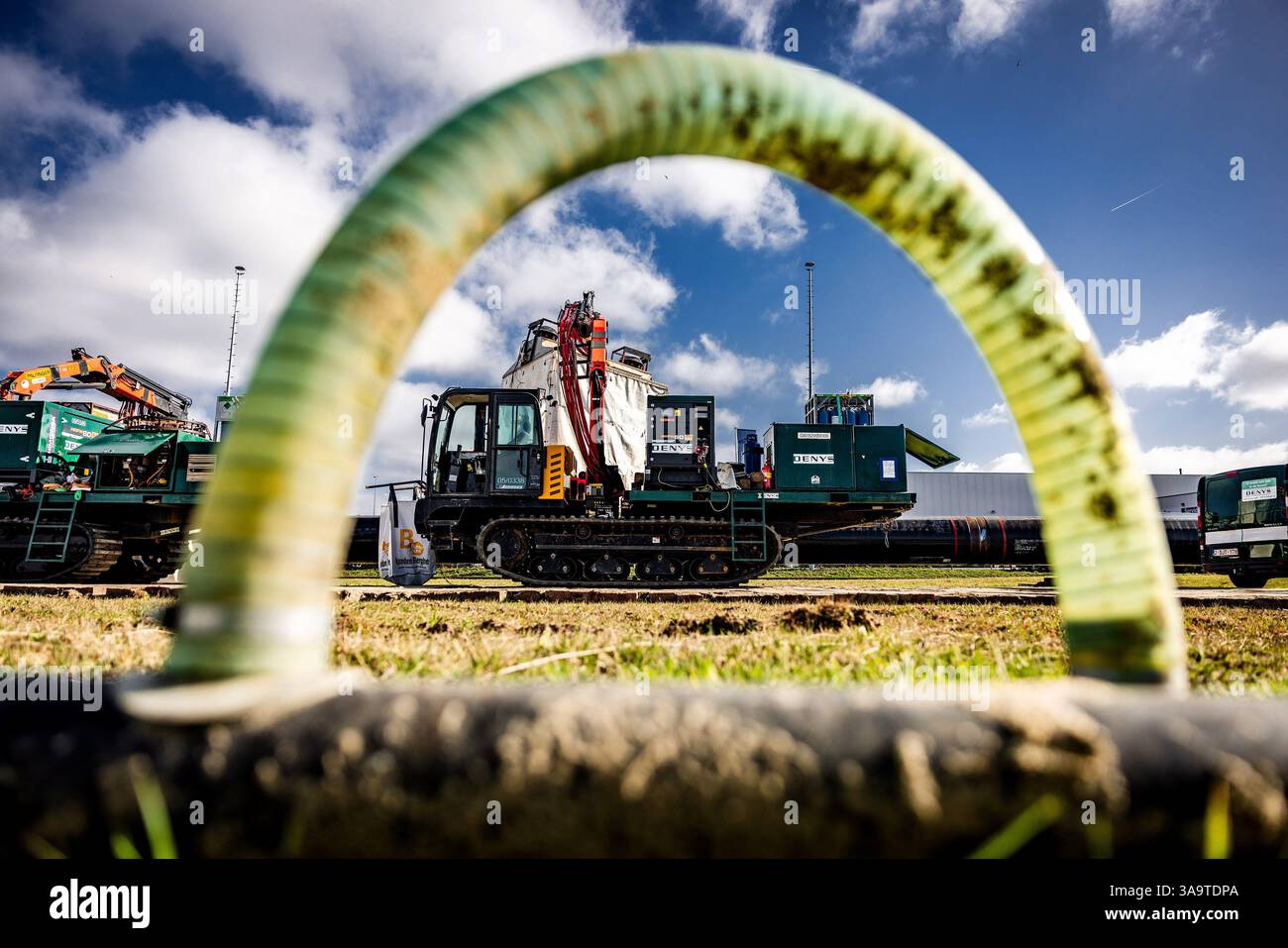 ROTTERDAM - Arbeiten an der Verlegung einer CO2-Pipeline durch Gasunie während einer Tour. Hier wird an einem Projekt zur Speicherung und zum Transport von CO2 sowie an einem landesweiten Wasserstoffnetz gearbeitet. ANP JEFFREY GROENEWEG niederlande Out - belgien Out Stockfoto