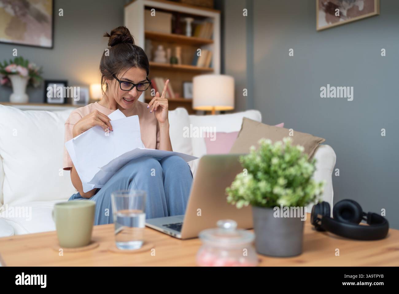 Junge gebildete Lehrerin, die Schulkinder online auf Laptop-Computer und Videoanruf unterrichtet. E-Learning, Fernlehrerin, die jungen Schülern hilft Stockfoto
