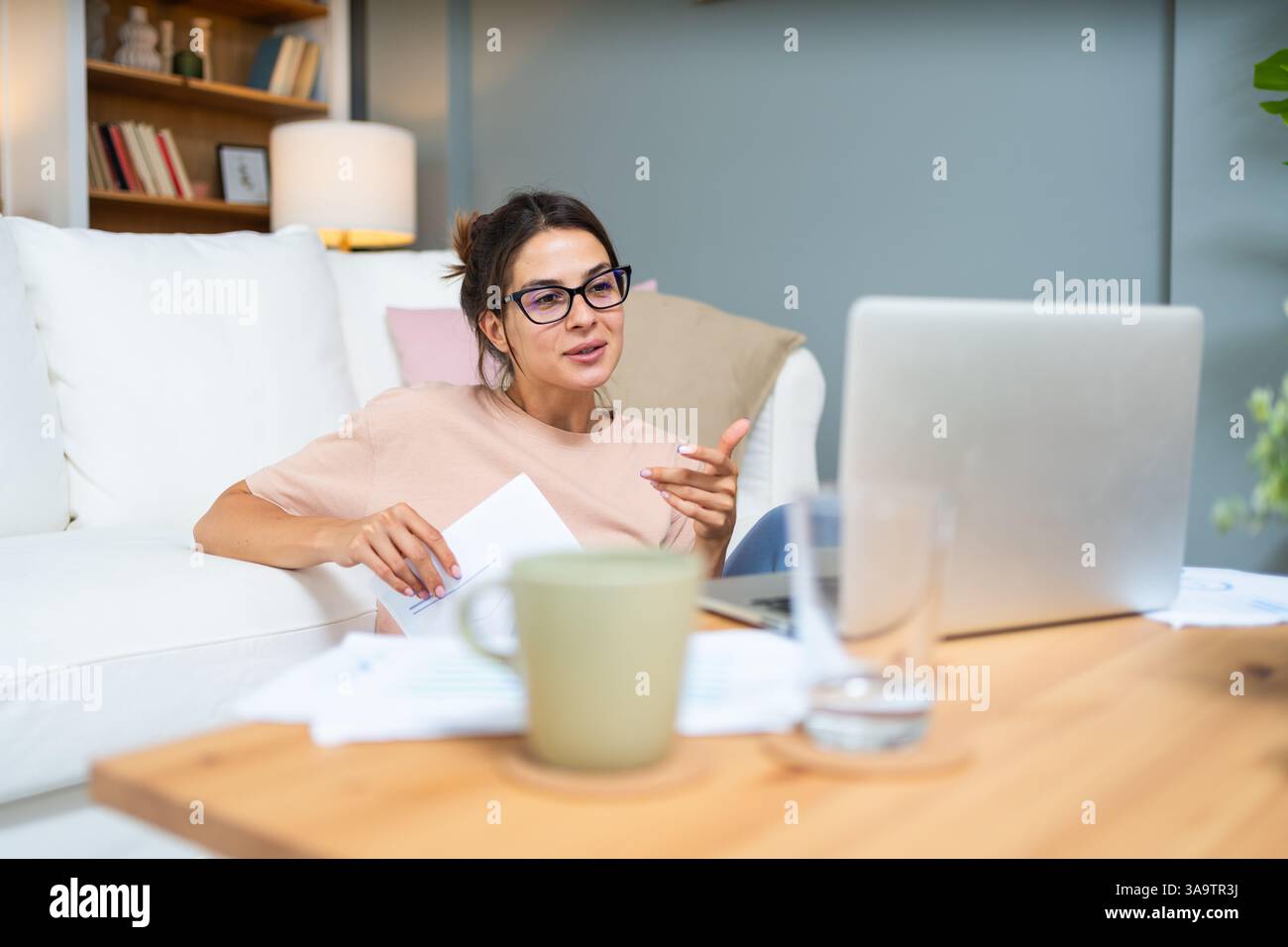 Junge gebildete Lehrerin, die Schulkinder online auf Laptop-Computer und Videoanruf unterrichtet. E-Learning, Fernlehrerin, die jungen Schülern hilft Stockfoto