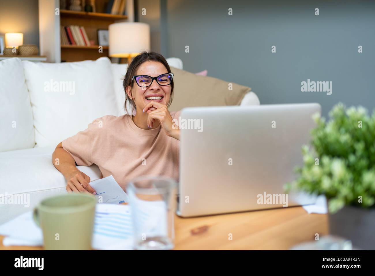 Junge gebildete Lehrerin, die Schulkinder online auf Laptop-Computer und Videoanruf unterrichtet. E-Learning, Fernlehrerin, die jungen Schülern hilft Stockfoto