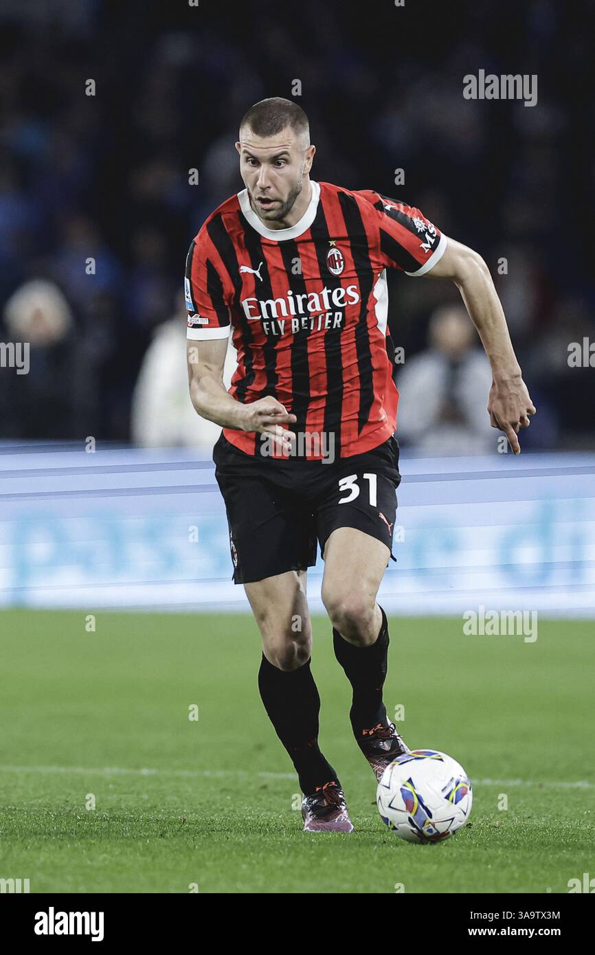 Neapel, Italien. 31. März 2025. Die serbische Verteidigerin Strahinja Pavlovic kontrolliert den Ball während des Fußballspiels der Serie A zwischen dem SSC Napoli und dem AC Milan im Diego Armando Maradona Stadium in Neapel am 30. März 2025. Quelle: Unabhängige Fotoagentur/Alamy Live News Stockfoto