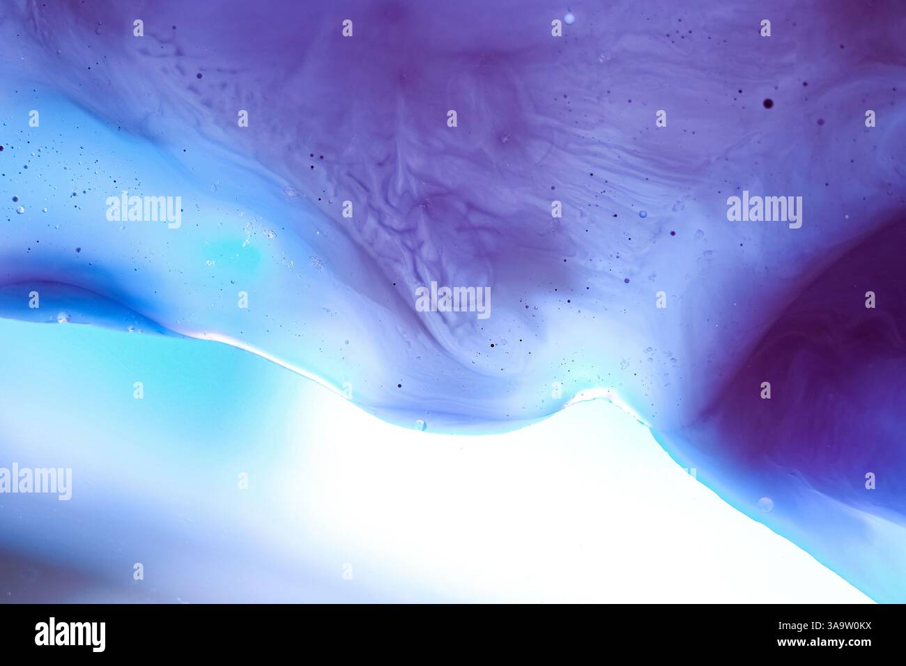 Flüssige Makrostruktur mit sanften Blau- und Violetttönen. Künstlerische Hintergründe der Flüssigkeit im Wasser. Kopierbereich Stockfoto