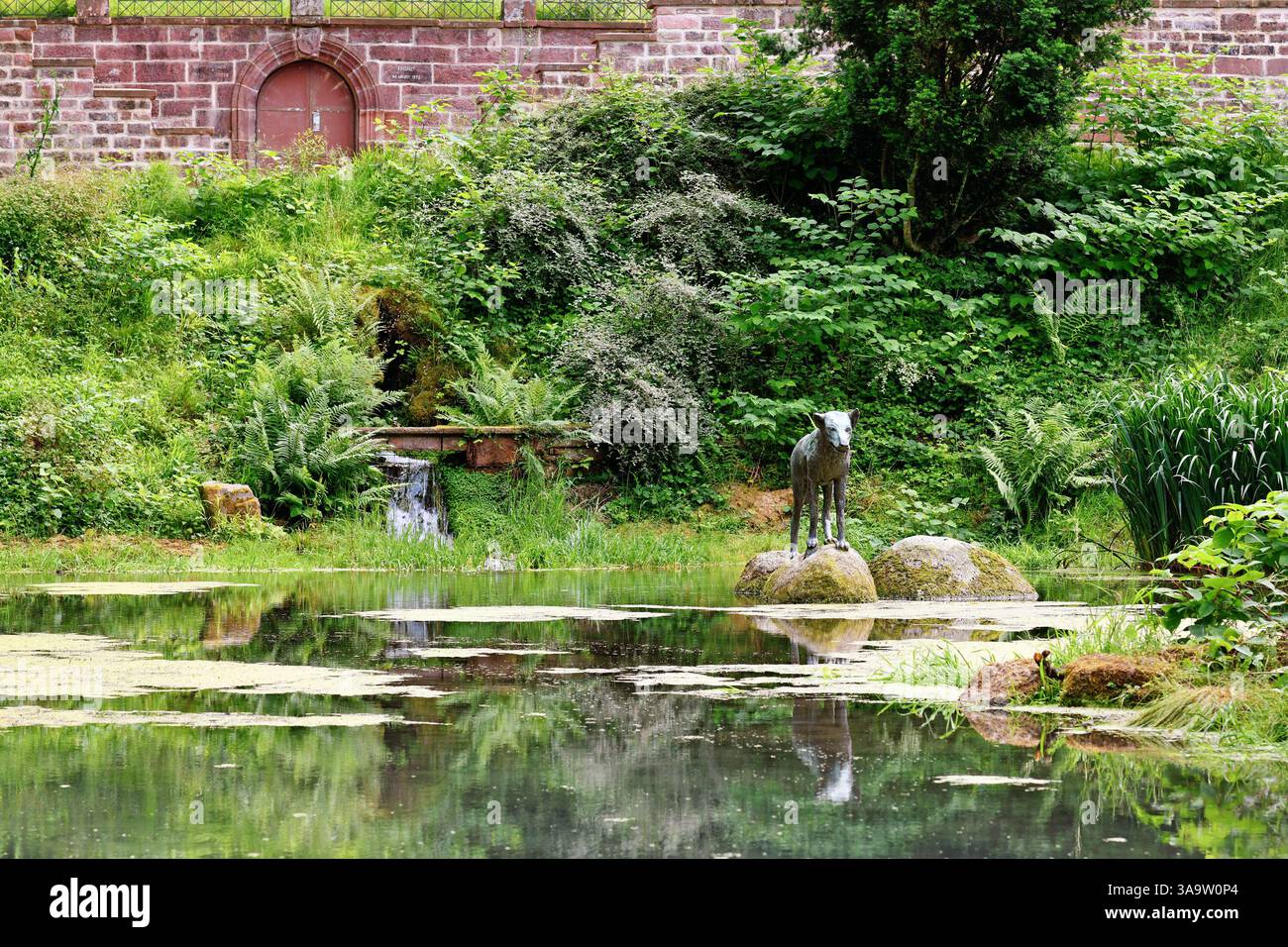 Heidelberg - 8. Juni 2024: Wolfsplastik im historischen Wolfsbrunnen in Heidelberg Schlierbach Stockfoto