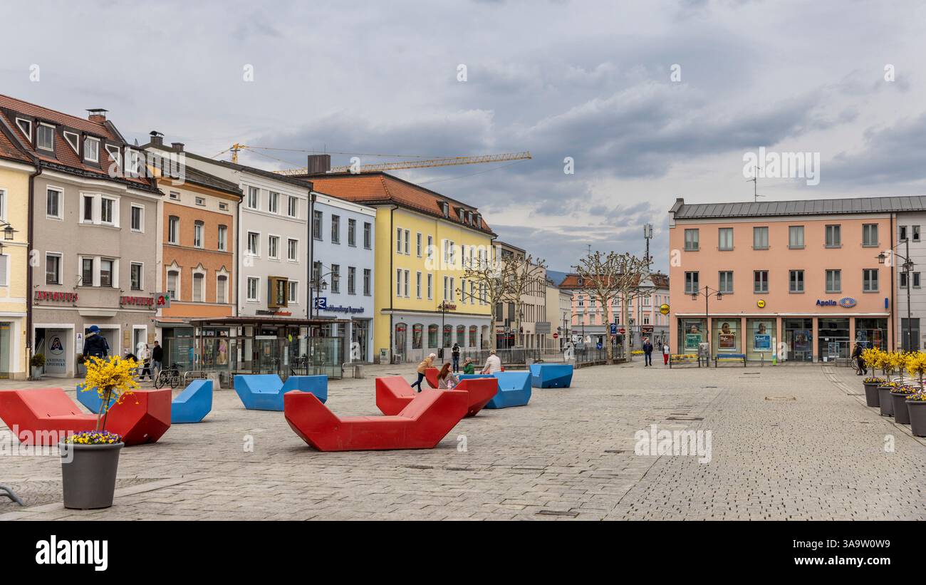 Deggendorfer Altstadt mit Touristen an einem frühlingssonntag Stockfoto