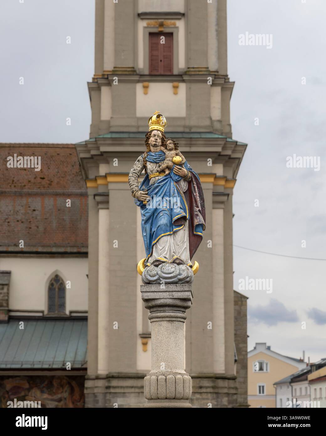 Eine religiöse Statue in der Altstadt von Deggendorf Stockfoto